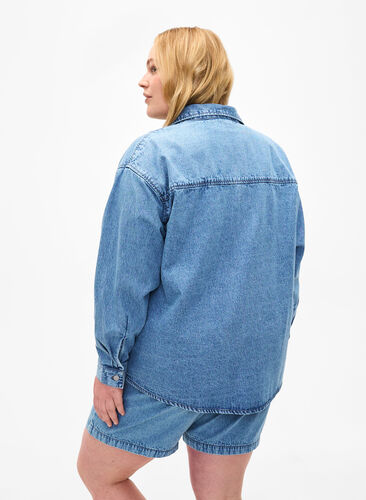 Lockeres Jeanshemd mit Brusttasche, Light blue denim, Model image number 1