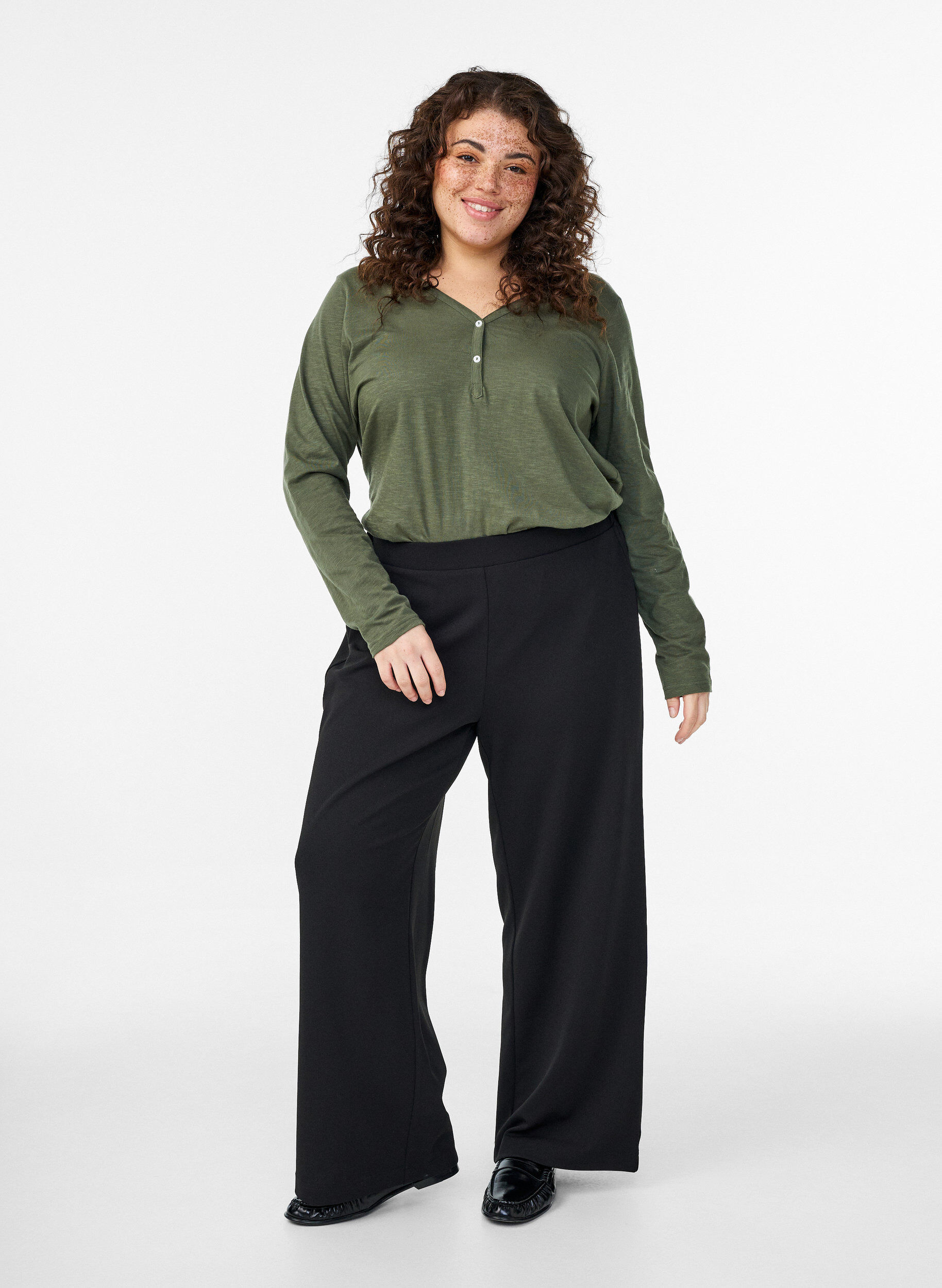 Zizzi FLASH - Langarmshirt mit V-Ausschnitt und Kn&ouml;pfen, Gr&uuml;n, Model image number 1