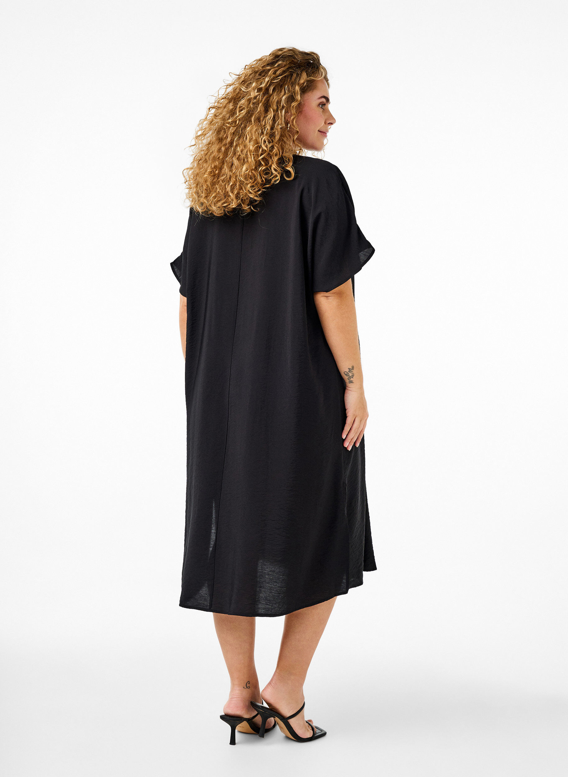 ZizziKleid aus Viskose mit V-Ausschnitt, Schwarz, Model image number 1