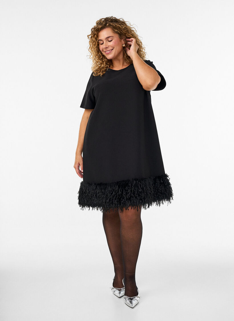 Kurzes Jerseykleid mit Federbesatz, Schwarz, Model image number 1