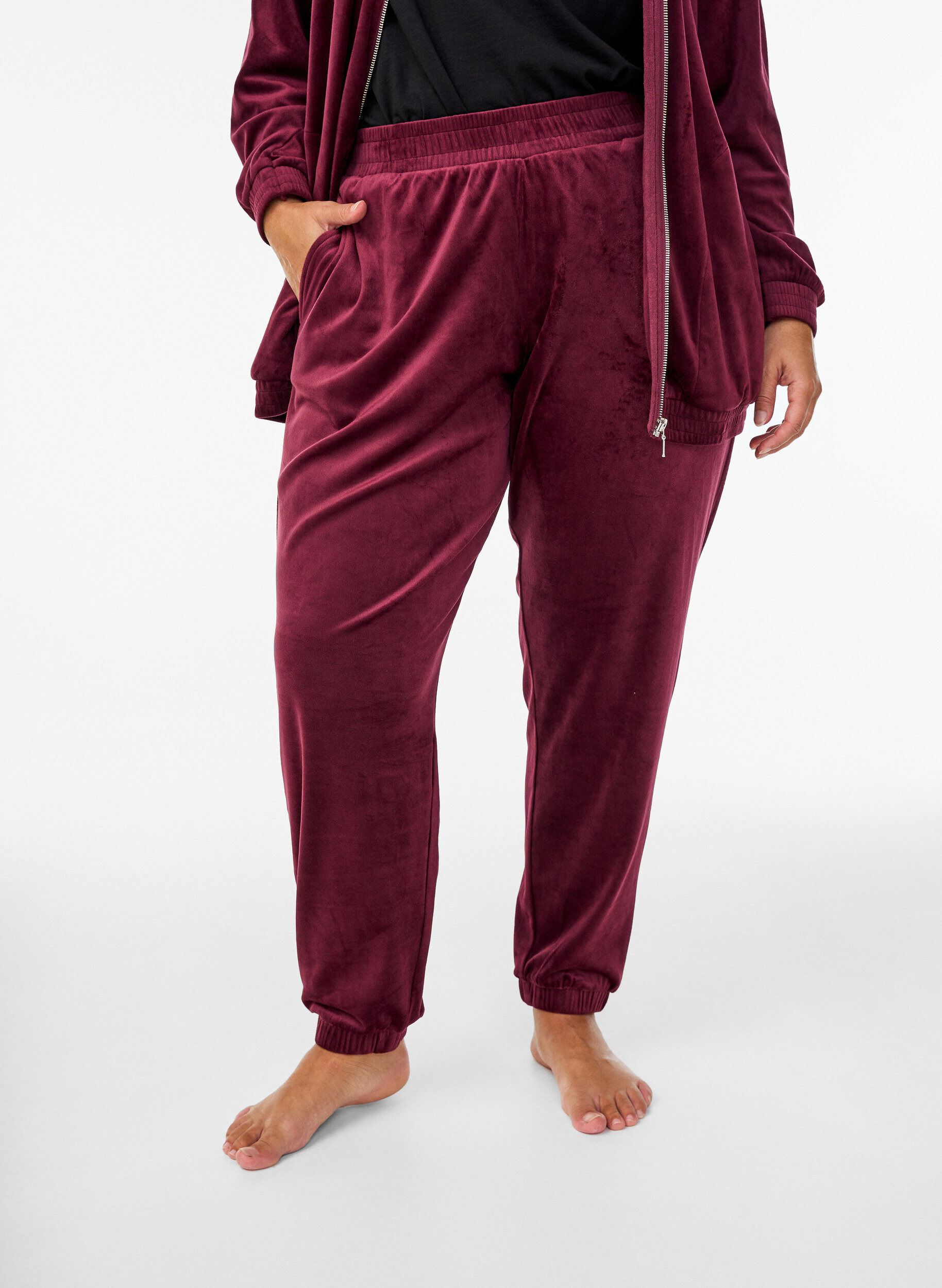 Zizzi Lockere Samt-Hose, Dunkles Bordeaux, Model image number 2