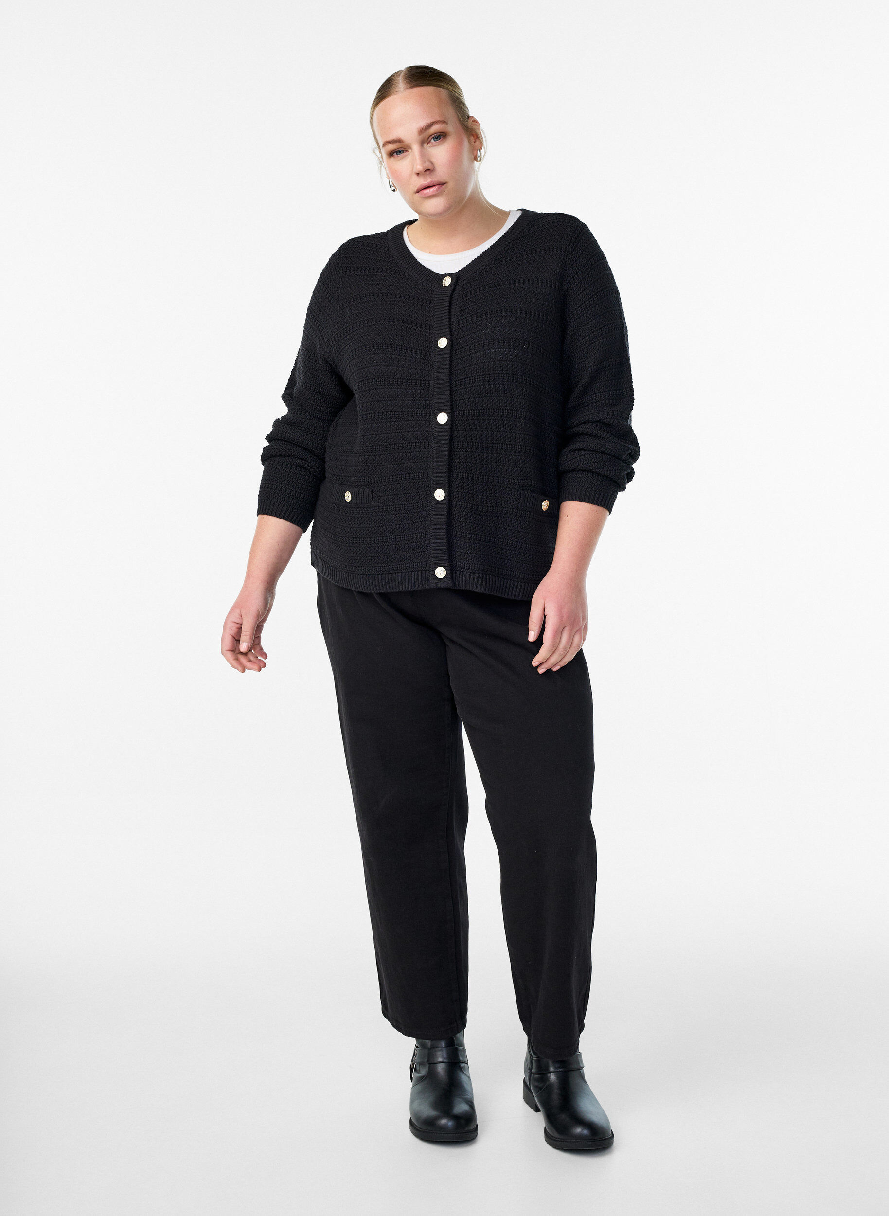 Zizzi Strickjacke mit Strukturstrick und dekorativen Kn&ouml;pfen, Schwarz, Model image number 1