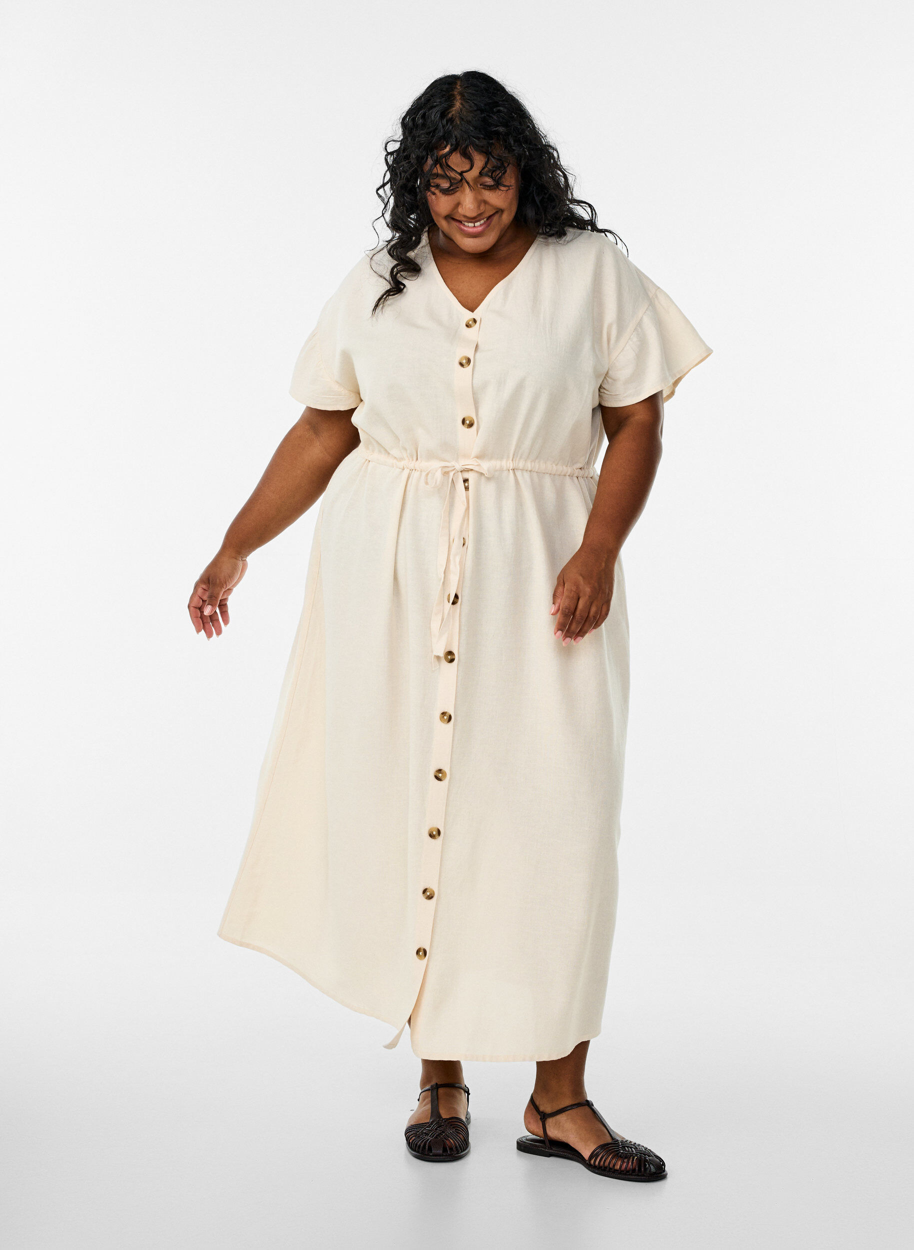 Maxi-Kleid mit Kn&ouml;pfen und Bindeg&uuml;rtel, Vanille, Model