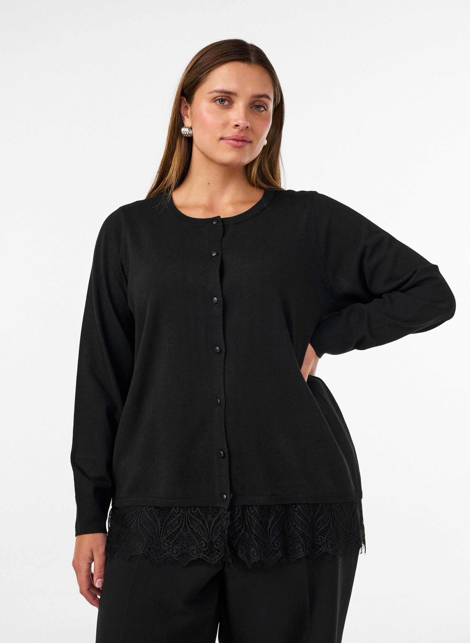 Cardigan mit breitem Spitzensaum, Schwarz, Model