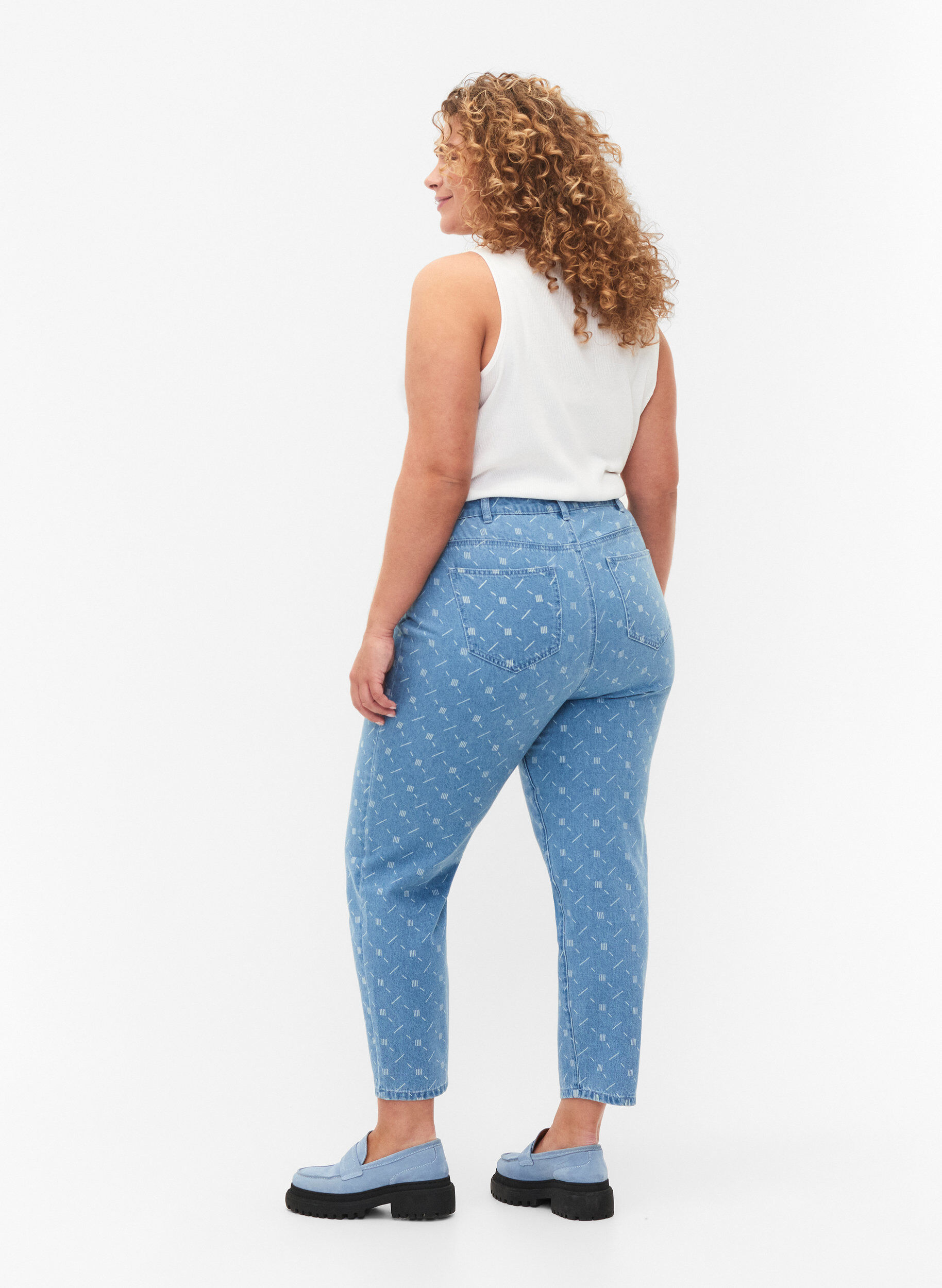 Zizzi Mille Mom Fit Jeans mit Print, Light blue denim, Model image number 1