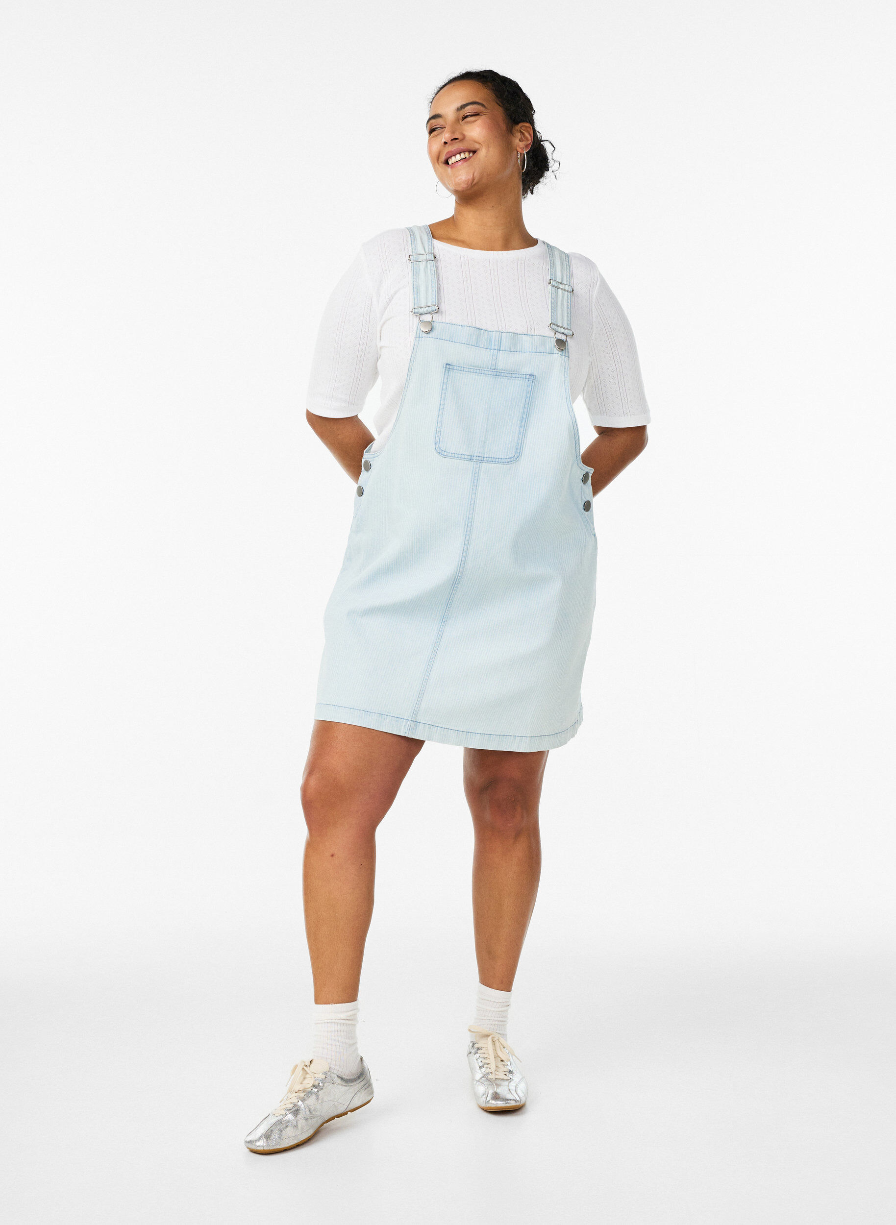 Zizzi Kurzes Jeans-Latzkleid aus gestreifter Baumwolle, Blau, Model image number 1