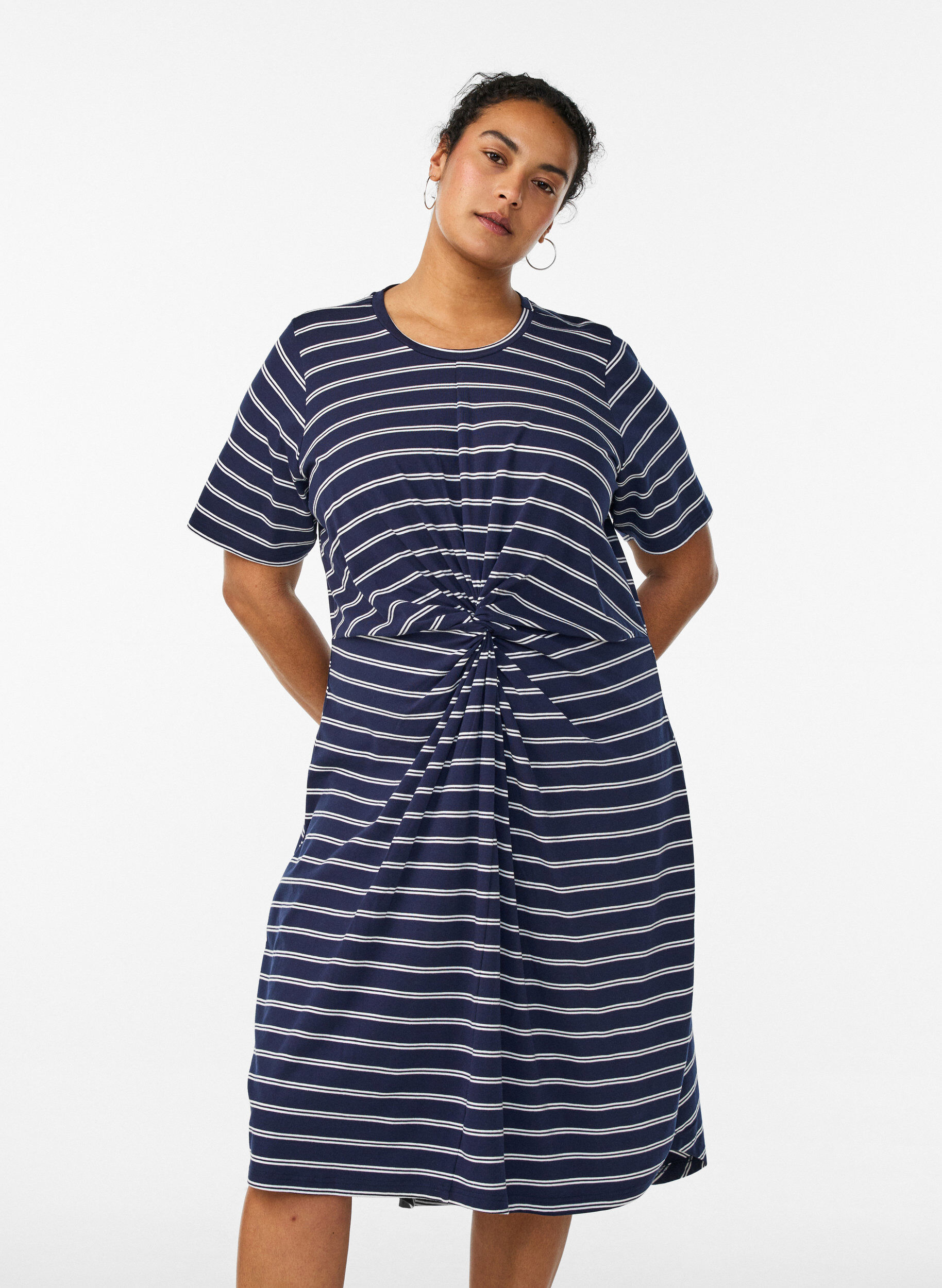 Kleid aus Baumwolle mit Twist-Detail, Blau, Model