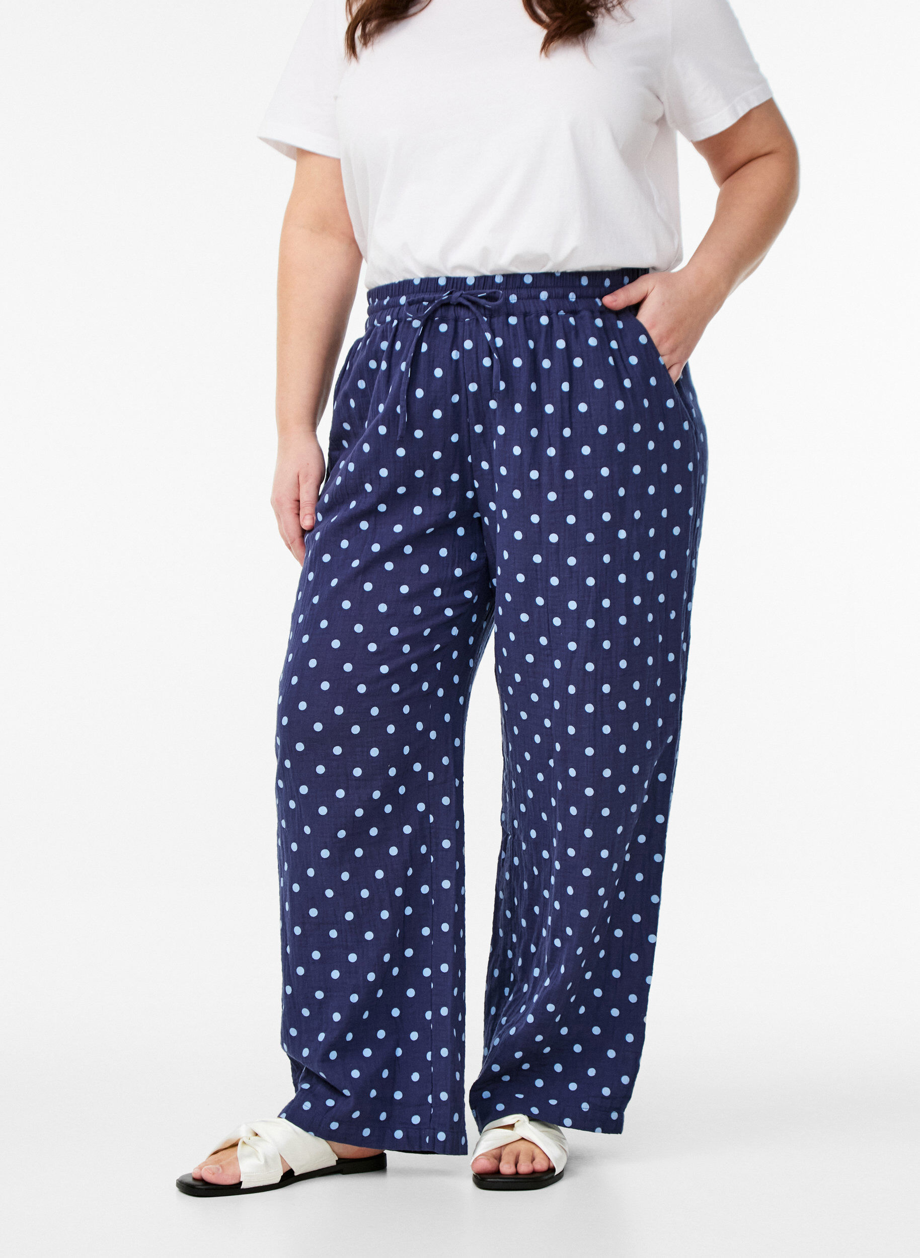 Zizzi Lockere Hose aus Baumwollmusselin mit Punkten, Blau, Model image number 2