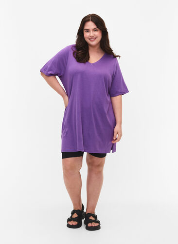 Einfarbiges Oversize T-Shirt mit V-Ausschnitt, Deep Lavender, Model image number 2
