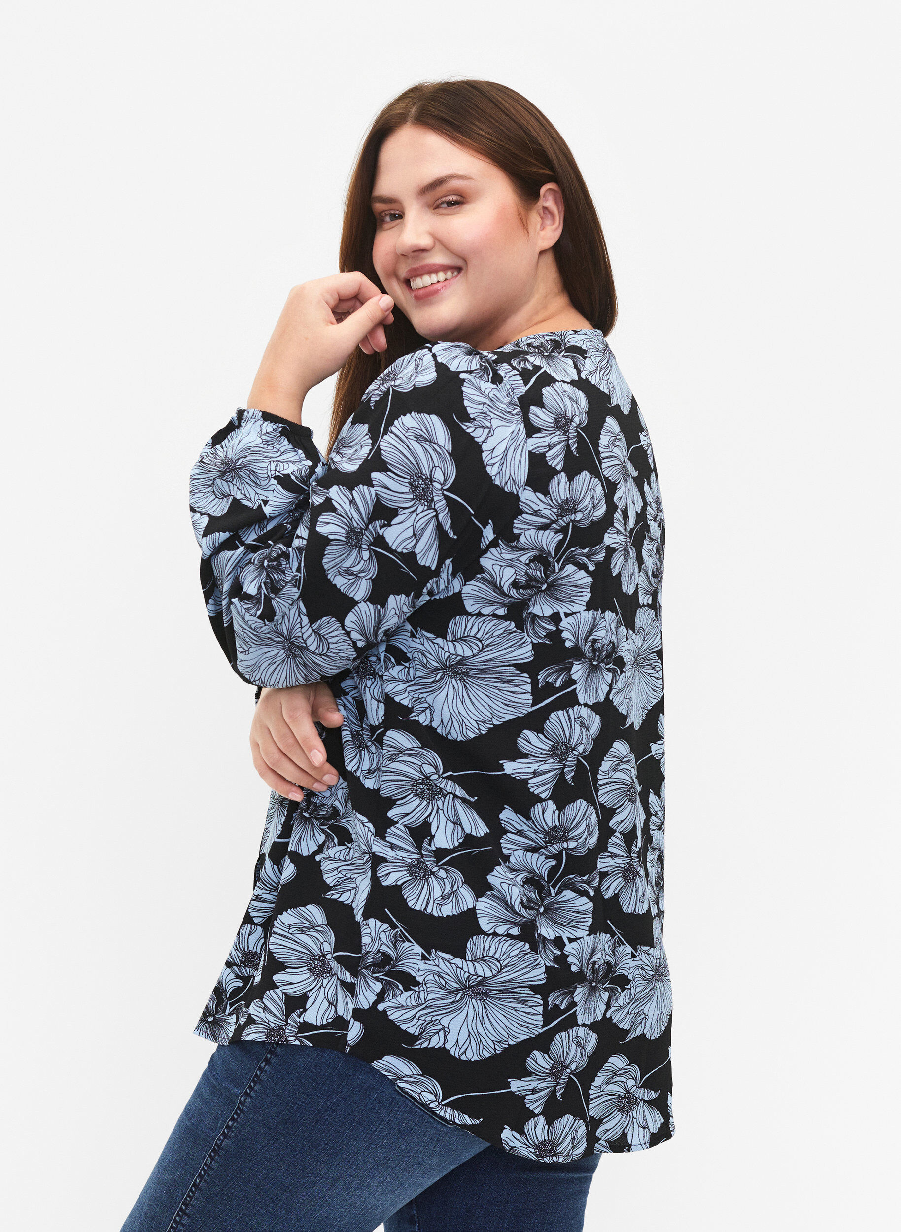 Zizzi  Hemdbluse mit V-Ausschnitt und Aufdruck, Black B. Flower AOP, Model image number 1