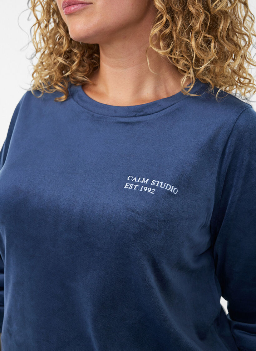 Bluse aus Velours mit aufgesticktem Text, Blau, Model image number 3