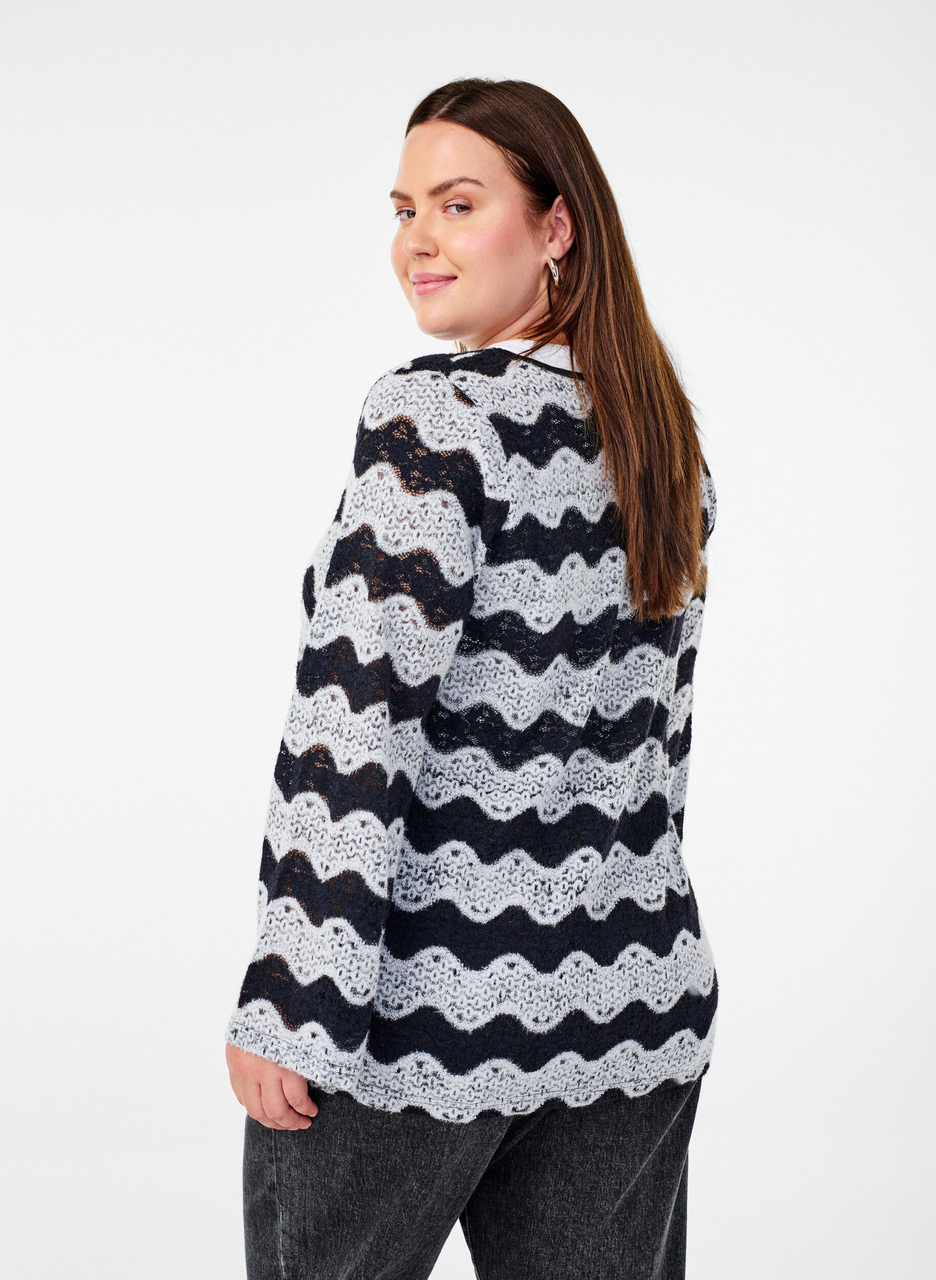 Zizzi Strickjacke mit Wellenmuster, Black Stripe, Model image number 1