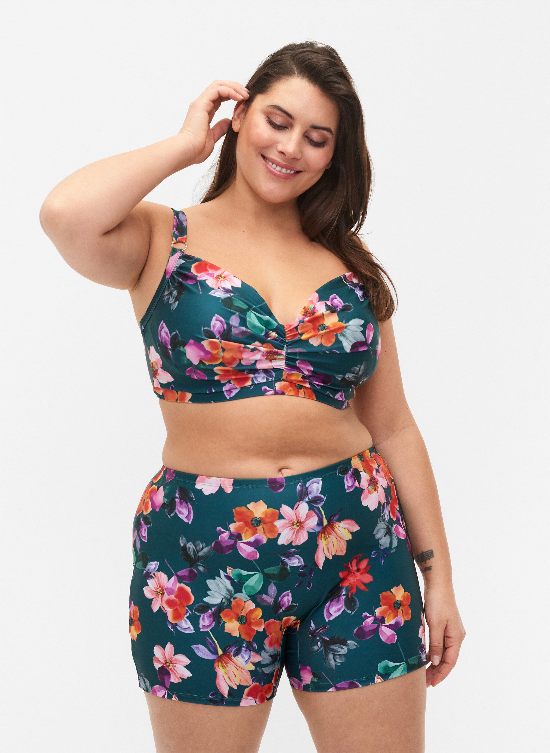 Zizzi Badeshorts mit Blumenmuster, Meave Print, Model image number 0