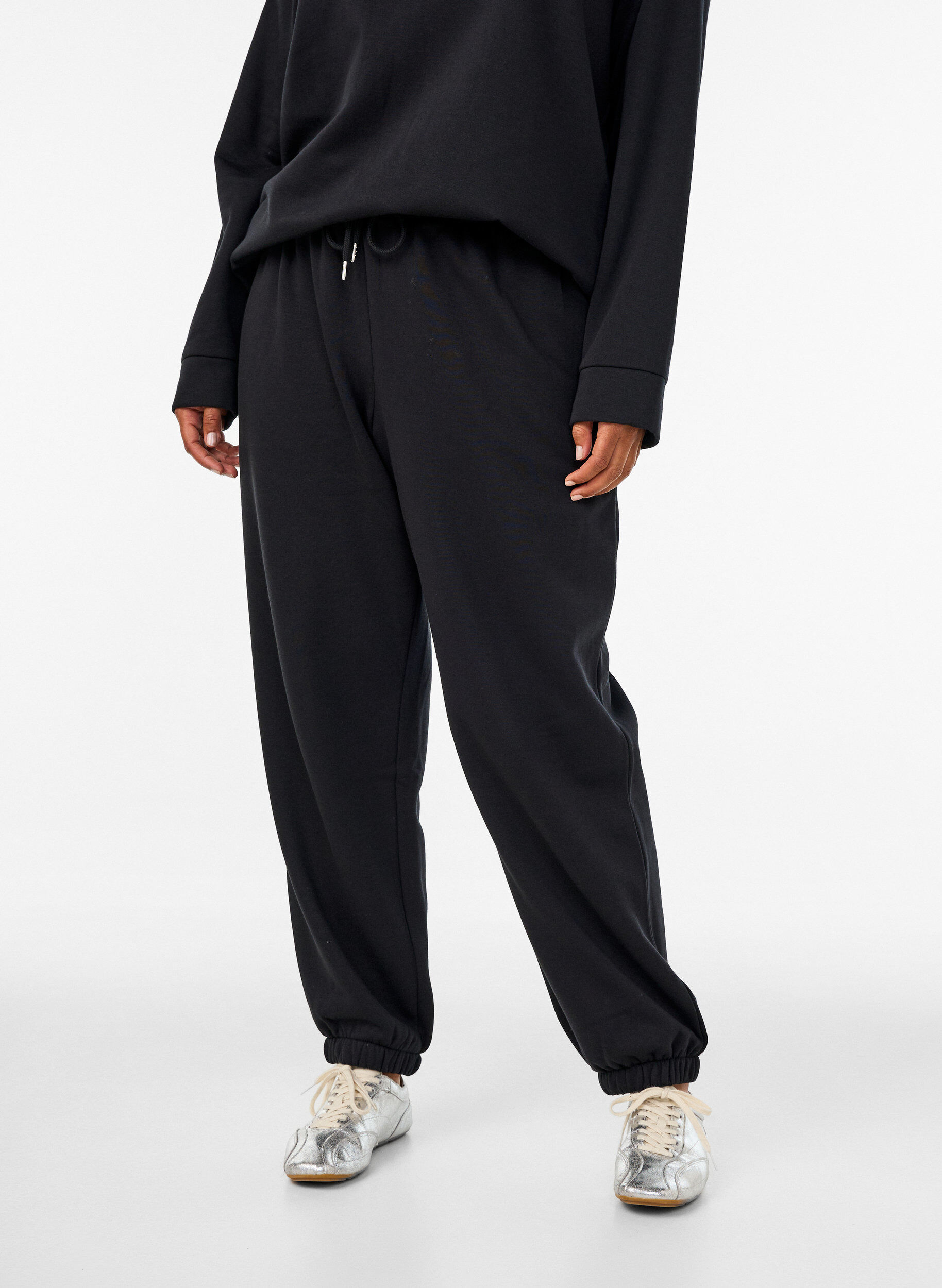 ZizziHoch taillierte Sweatpants mit Kordelzug, Schwarz, Model image number 2