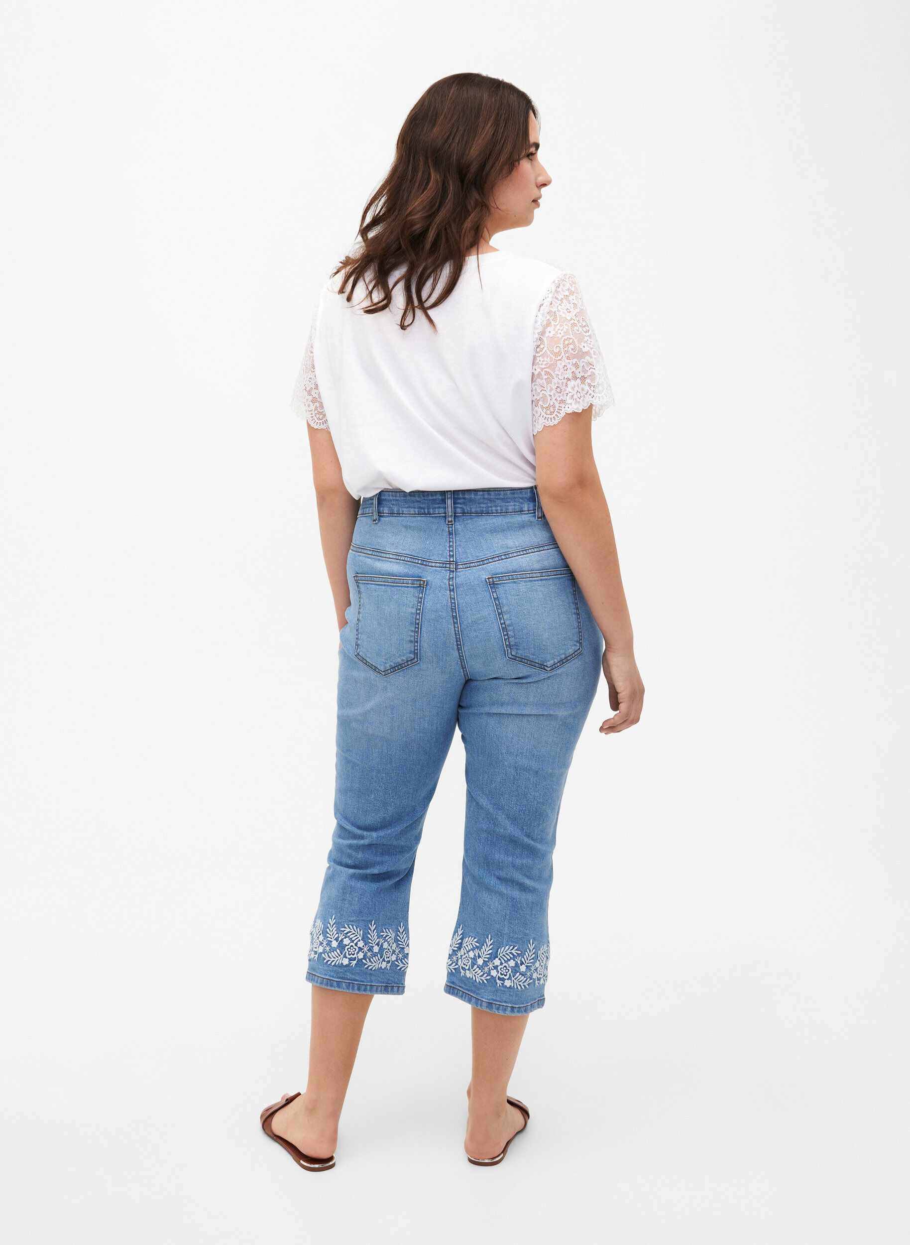 Zizzi  Amy Capri-Hosen mit hoher Taille und Stickerei, Light blue denim, Model image number 1