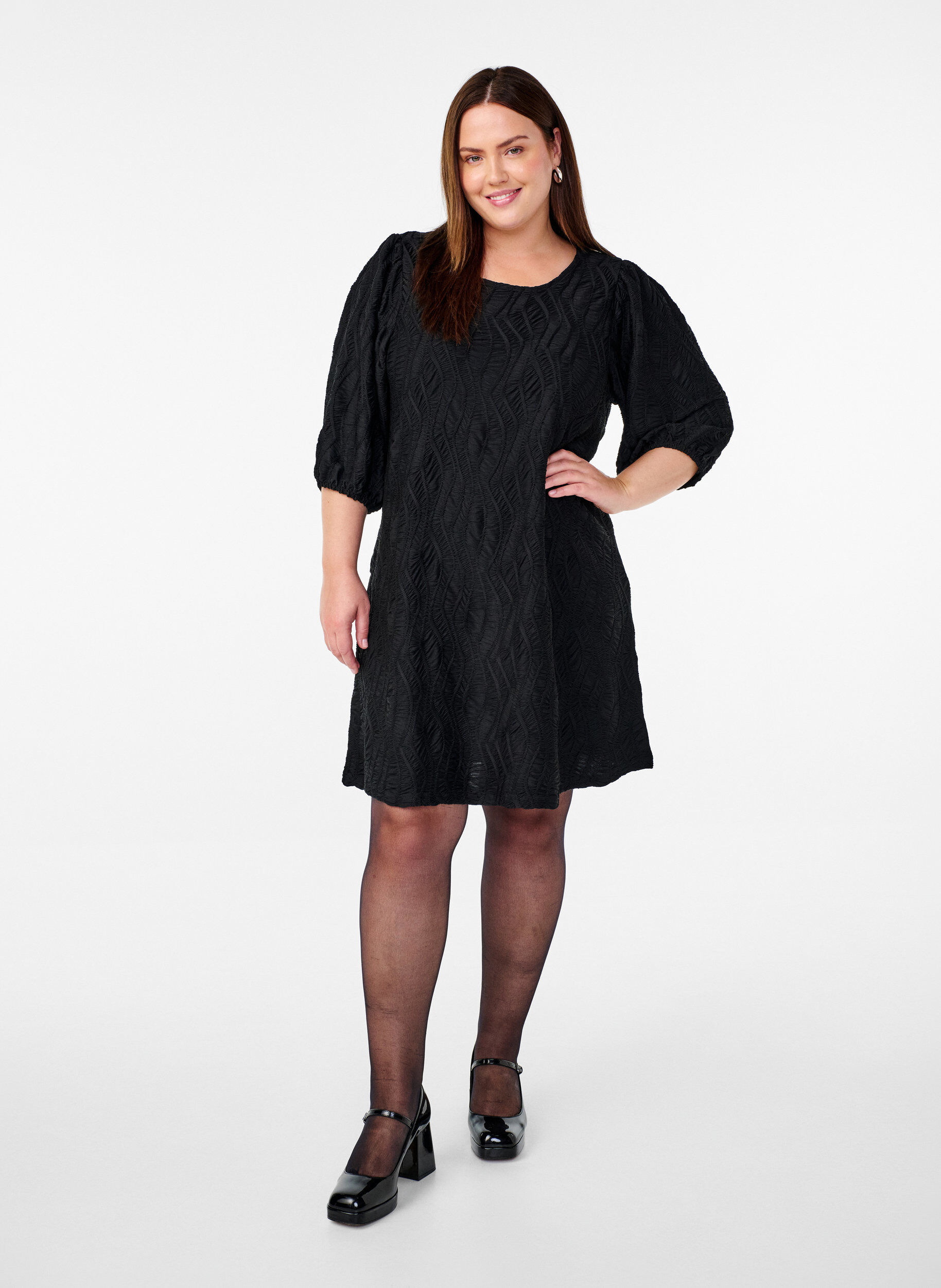 Zizzi Kurzes Kleid mit Struktur und 3/4-&Auml;rmeln, Schwarz, Model image number 1