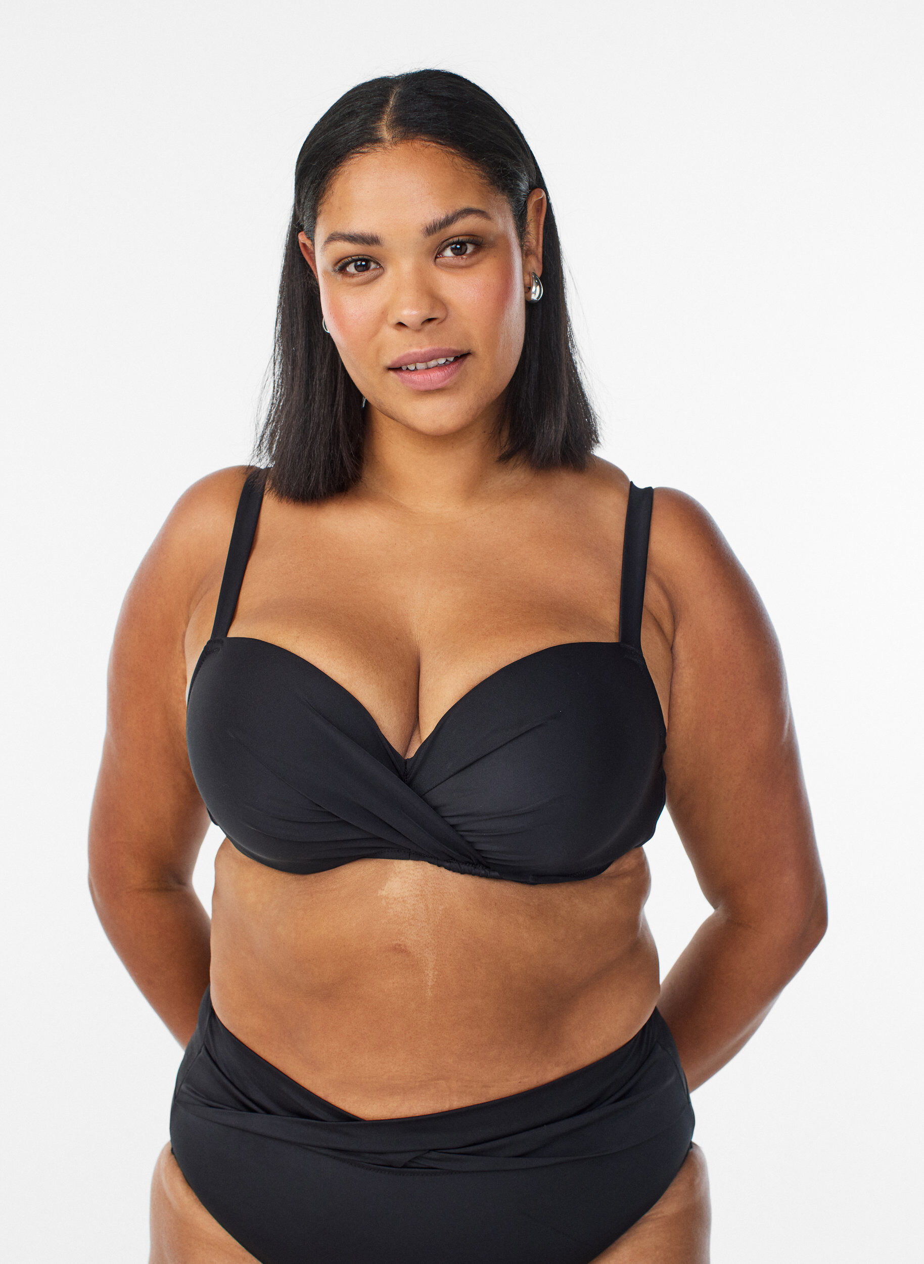 Bikinioberteil mit B&uuml;gel und Raffung, Schwarz, Model