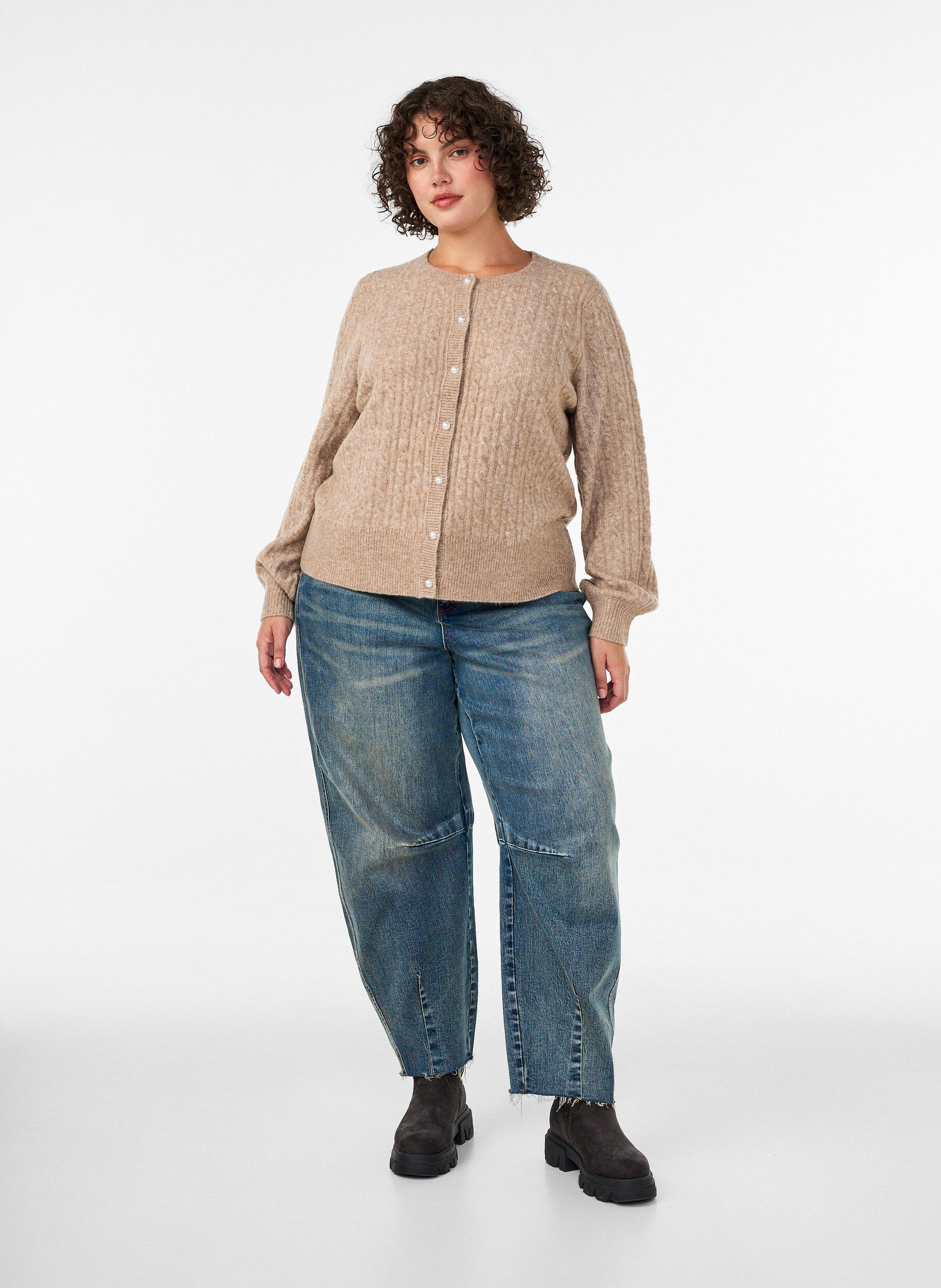 ZizziStrickjacke mit Zopfmuster und Perlenkn&ouml;pfen, Beige, Model image number 1