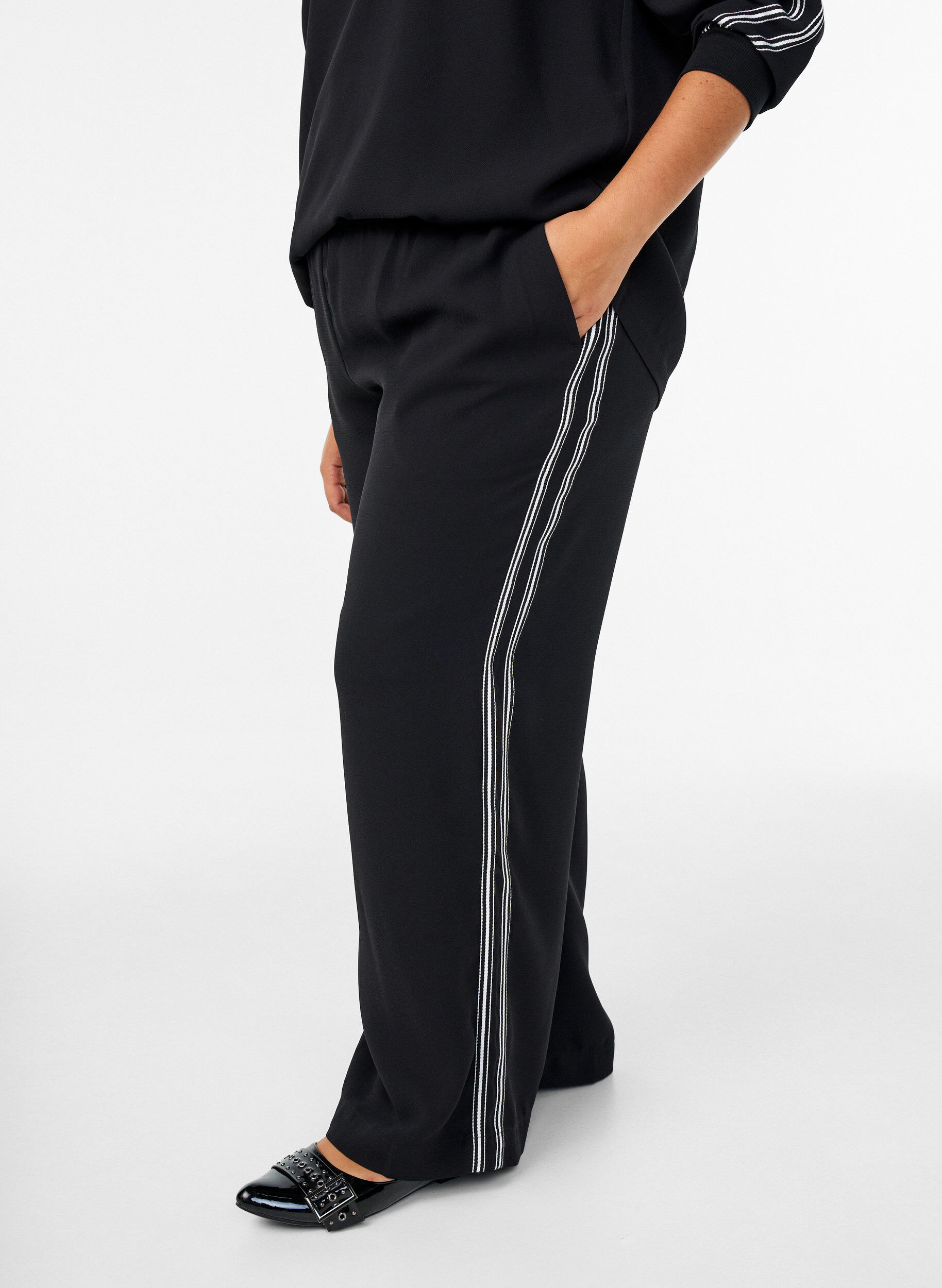 Zizzi Hose mit geradem Bein und Streifendetails, Schwarz, Model image number 2