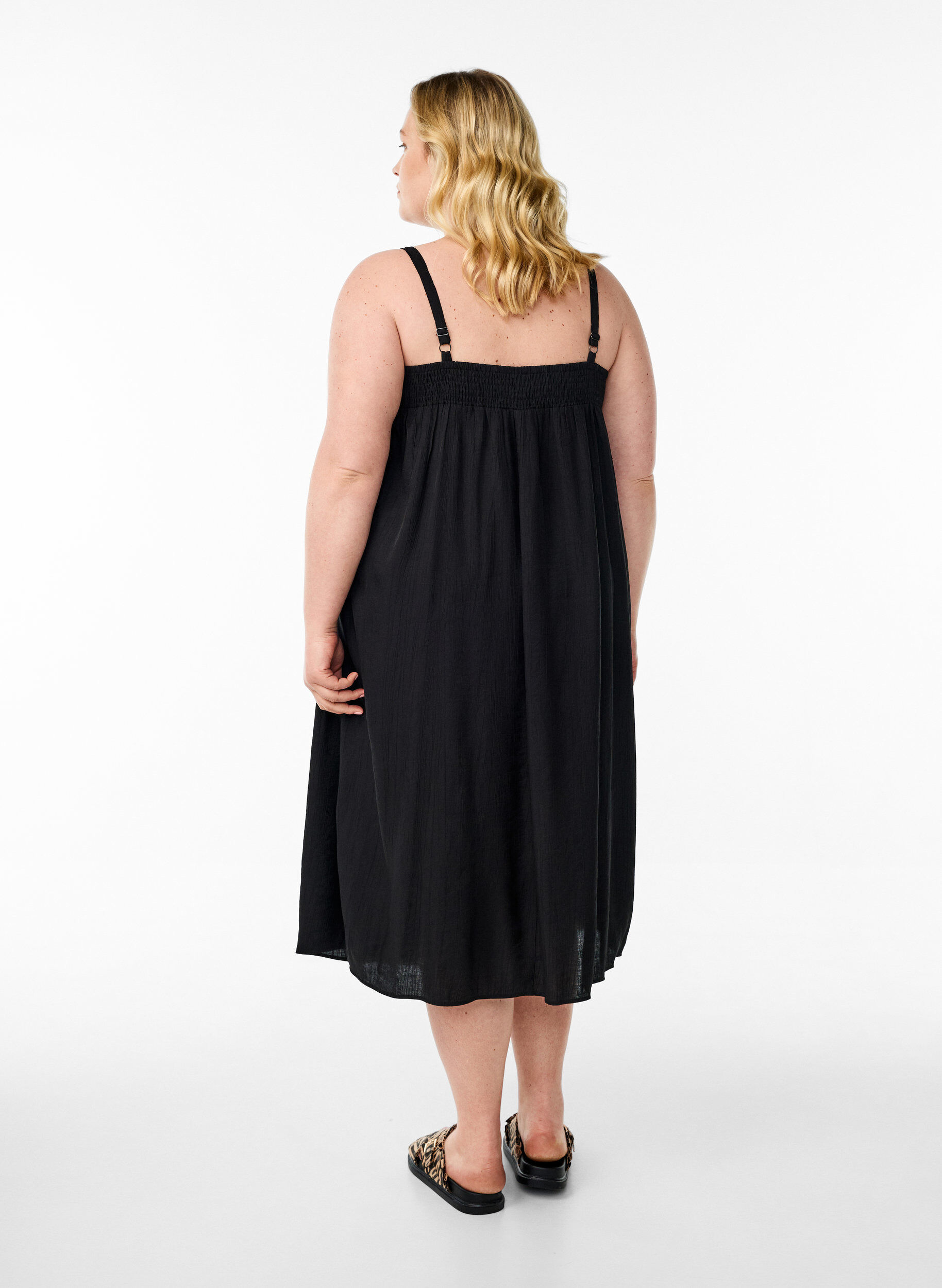 Zizzi Midi-Tr&auml;gerkleid aus Viskose, Schwarz, Model image number 2