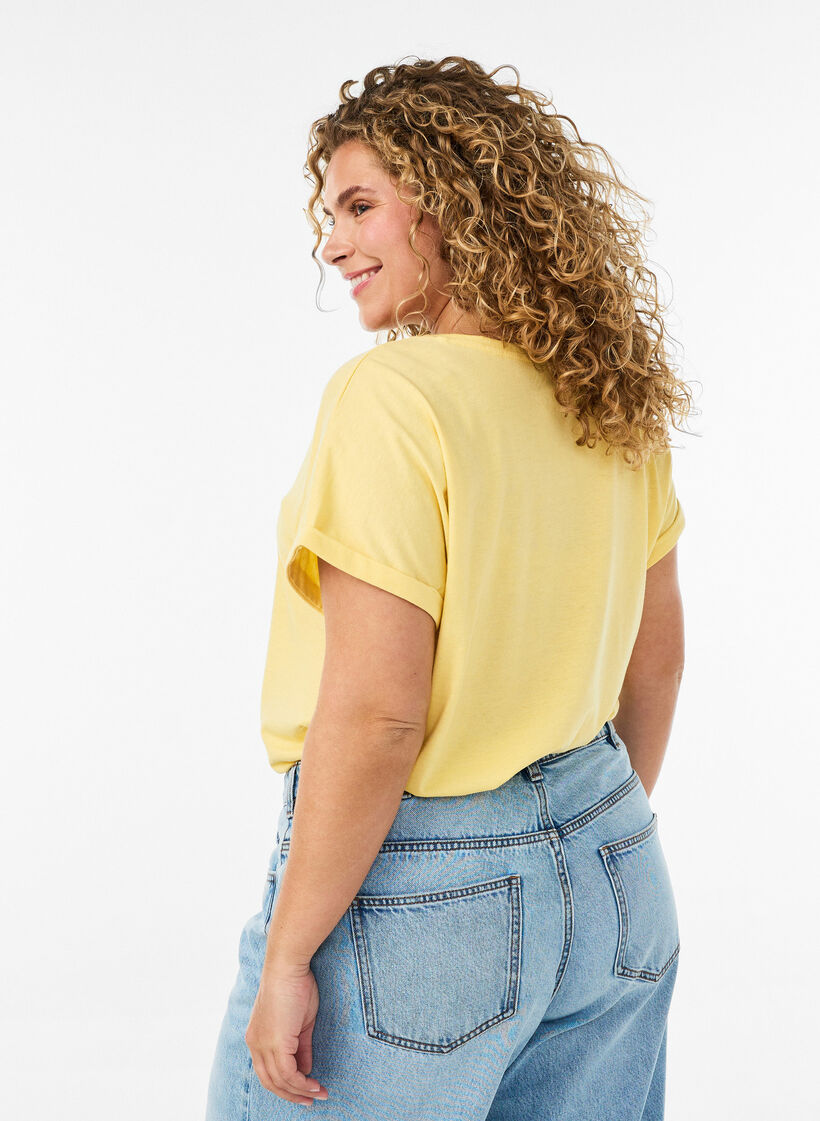 Kurz&auml;rmeliges T-Shirt aus einer Baumwollmischung, Gelb, Model image number 2