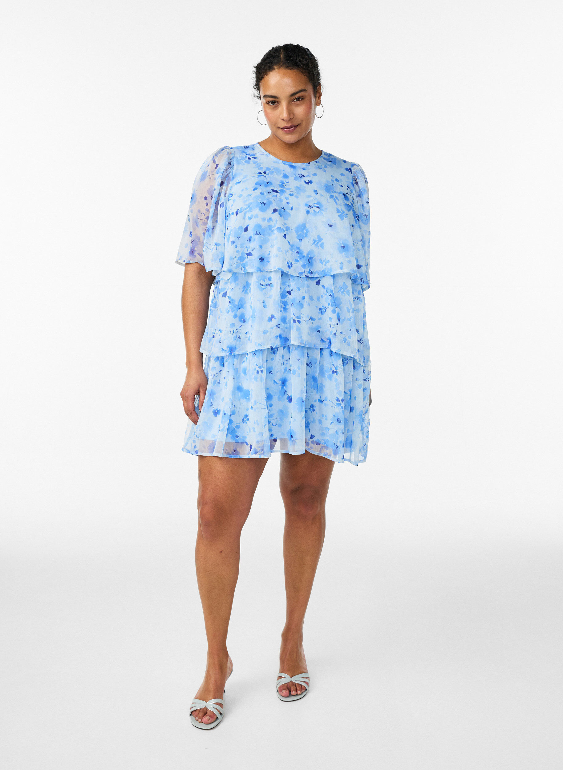 Zizzi Kurzes Kleid in Chiffon-Optik mit Blumenprint und Volantlagen, Blau, Model image number 1