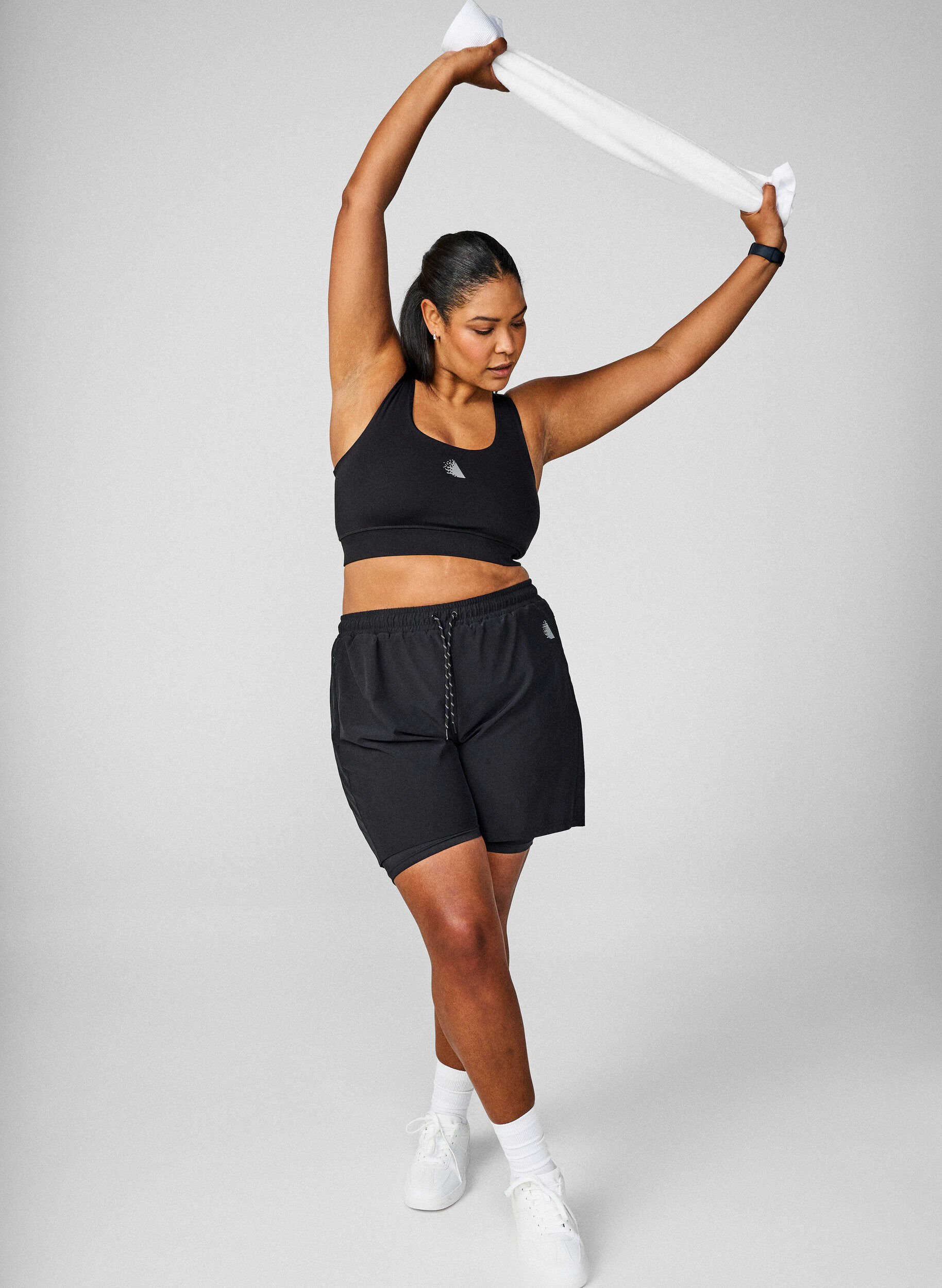 Zizzi Trainingshorts mit Innenhose, Schwarz, Image image number 0