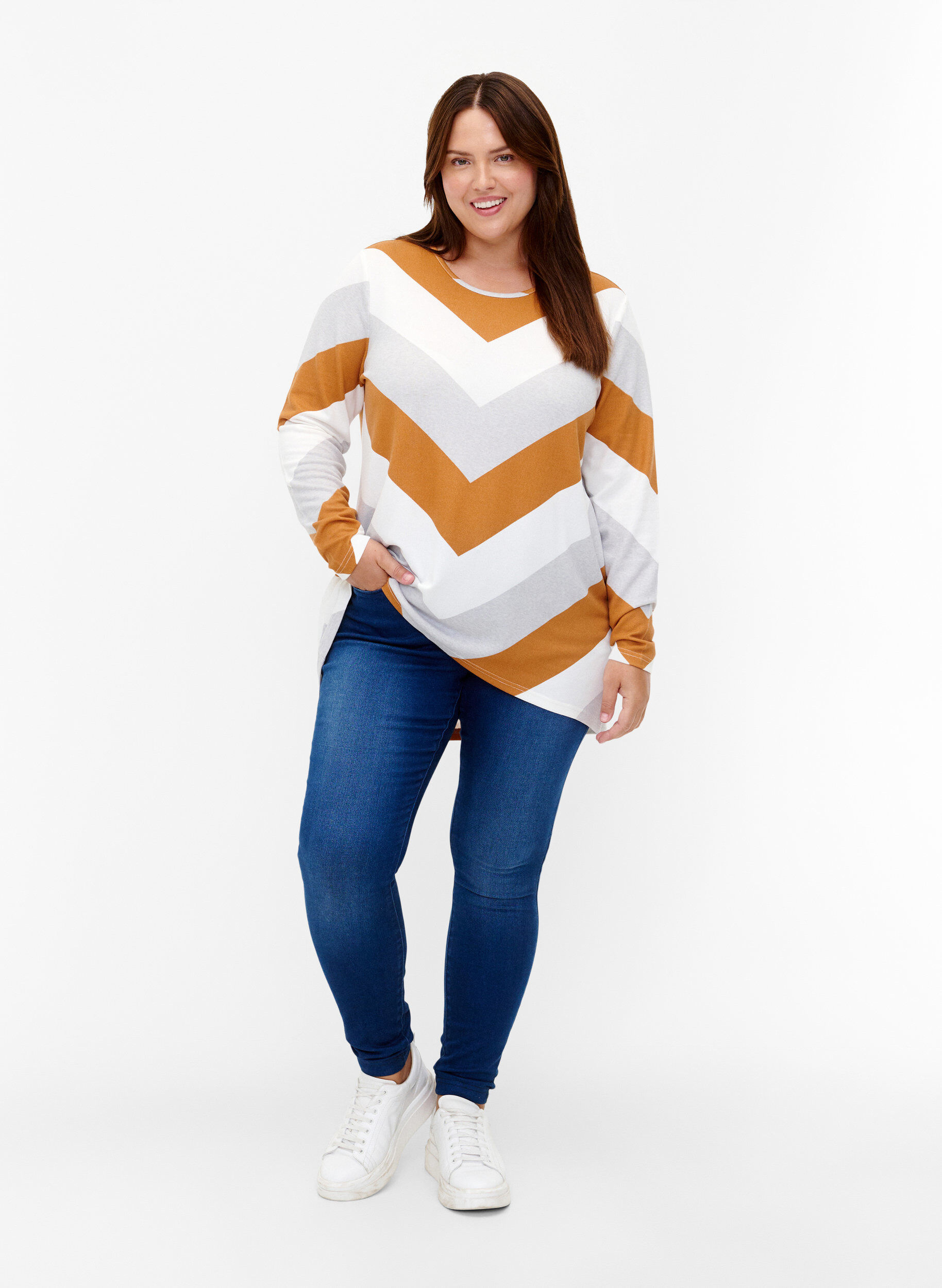 Zizzi Gemusterte Bluse mit langen &Auml;rmeln, Beige Zig Zag, Model image number 2
