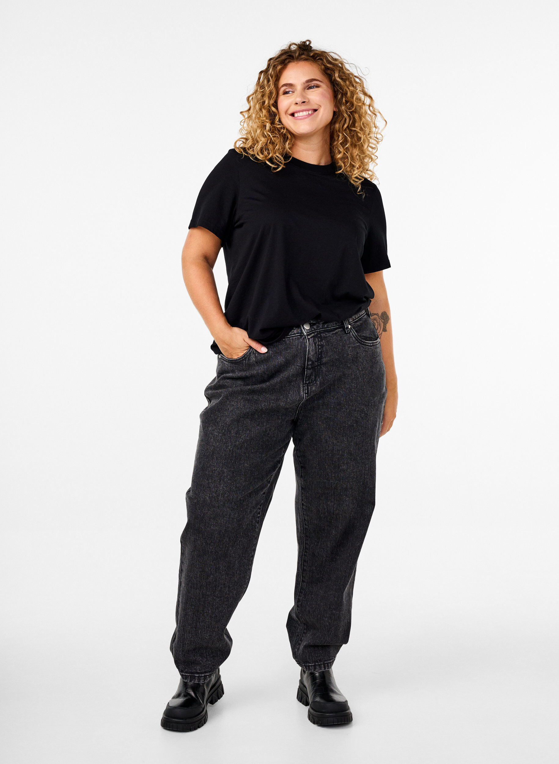 Zizzi Basic-T-Shirt aus Baumwolle mit Rundhalsausschnitt, Schwarz, Model image number 1