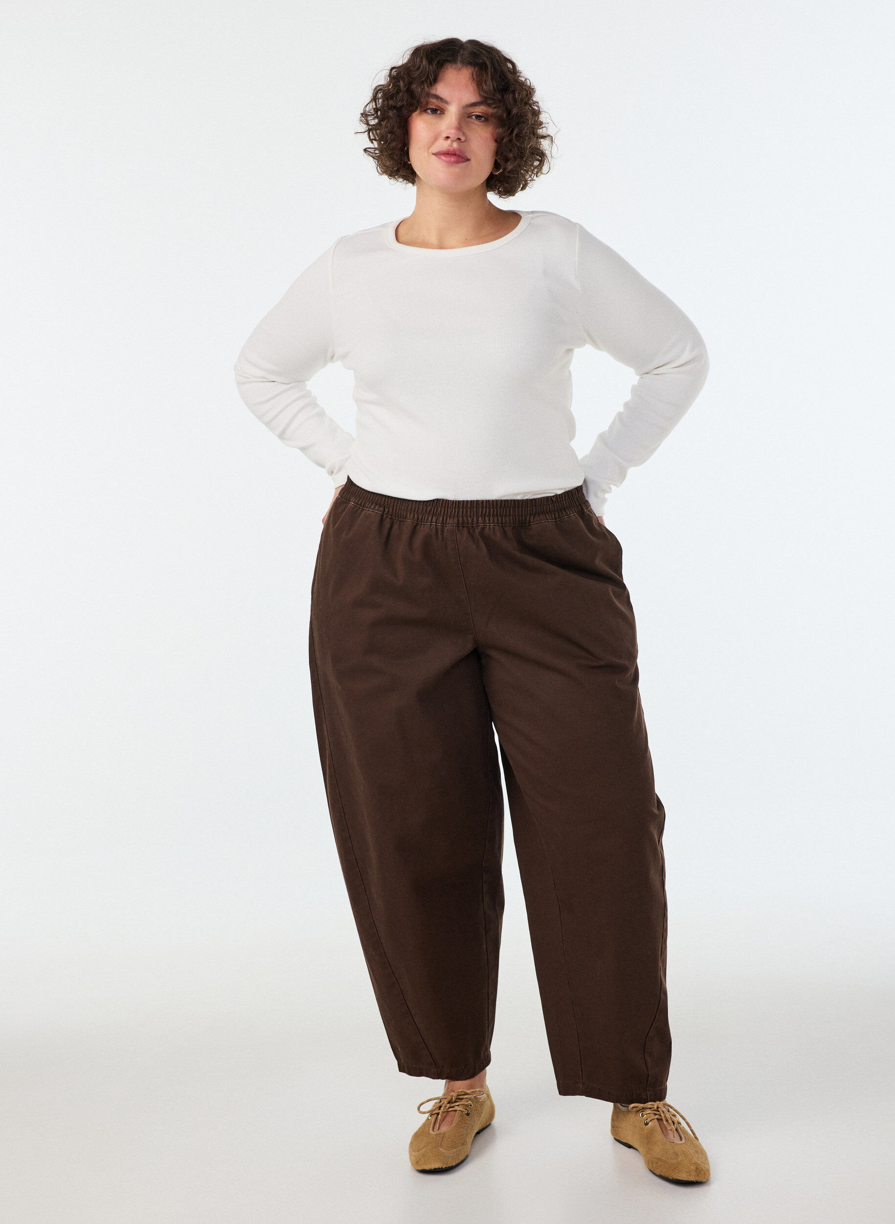 Barrel-Jeans mit hoher Taille und elastischem Bund, Braun, Model
