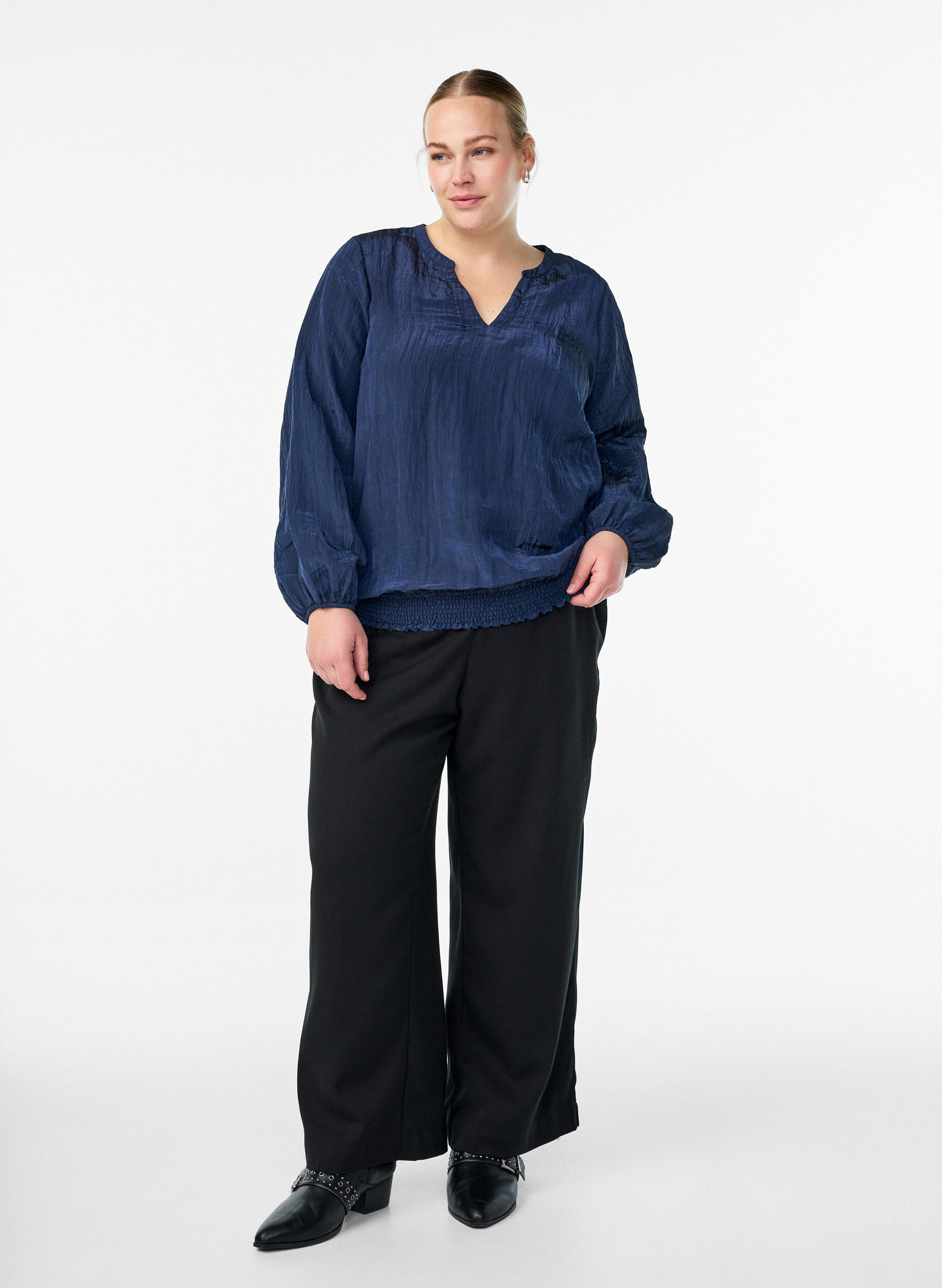 Zizzi Bluse mit V-Ausschnitt und Crinkle-Struktur, Blau, Model image number 1