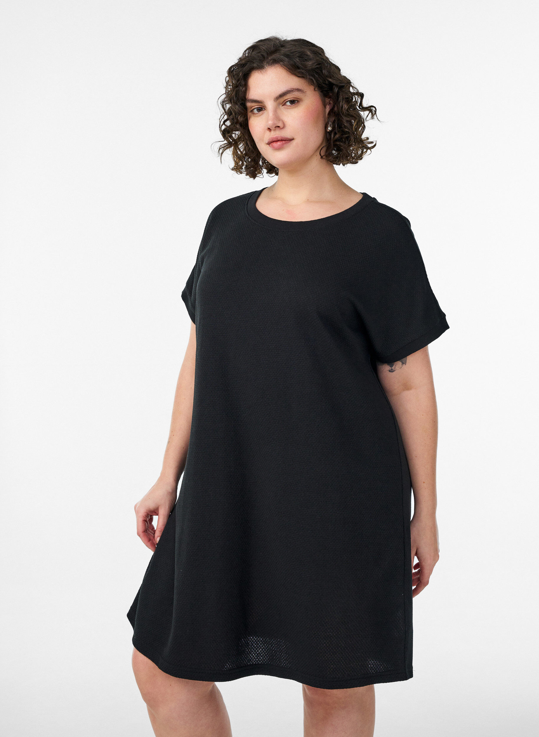 Zizzi Kurzes Kleid aus strukturiertem Jersey mit Rundhalsausschnitt, Schwarz, Model image number 0