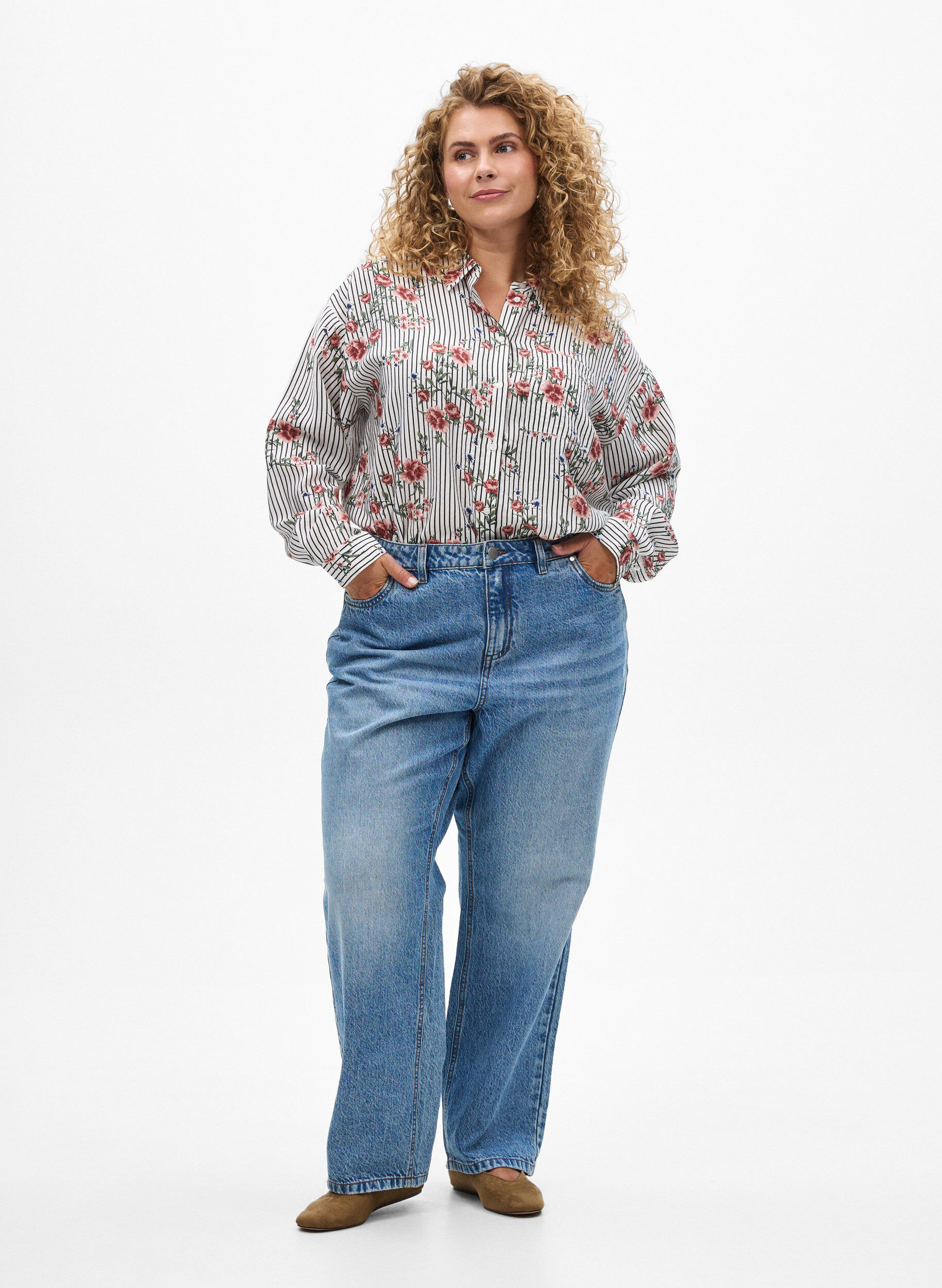 Zizzi Bluse mit gebl&uuml;mtem Print und schmalen Streifen, Schwarz, Model image number 1