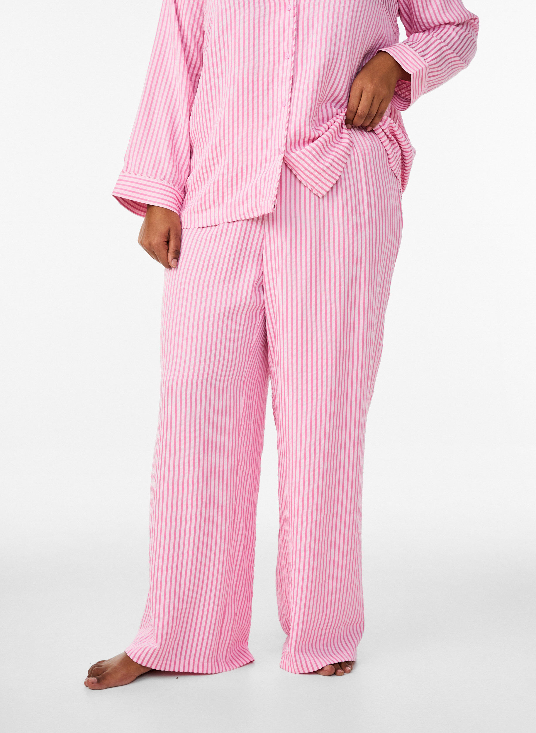 Zizzi Lockere Pyjamahose aus Seersucker mit hoher Taille, Pink, Model image number 2