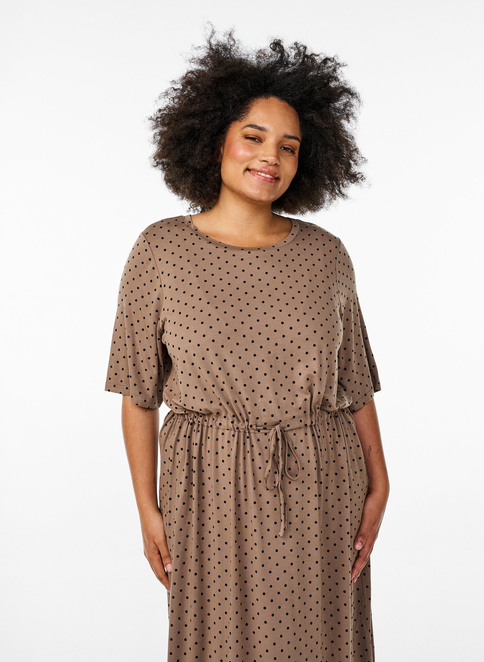 Zizzi Mittellanges Jerseykleid mit Bindeg&uuml;rtel an der Taille, Braun, Model image number 2