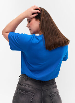 T-Shirt aus Bio-Baumwolle mit V-Ausschnitt, Princess Blue, Model image number 1