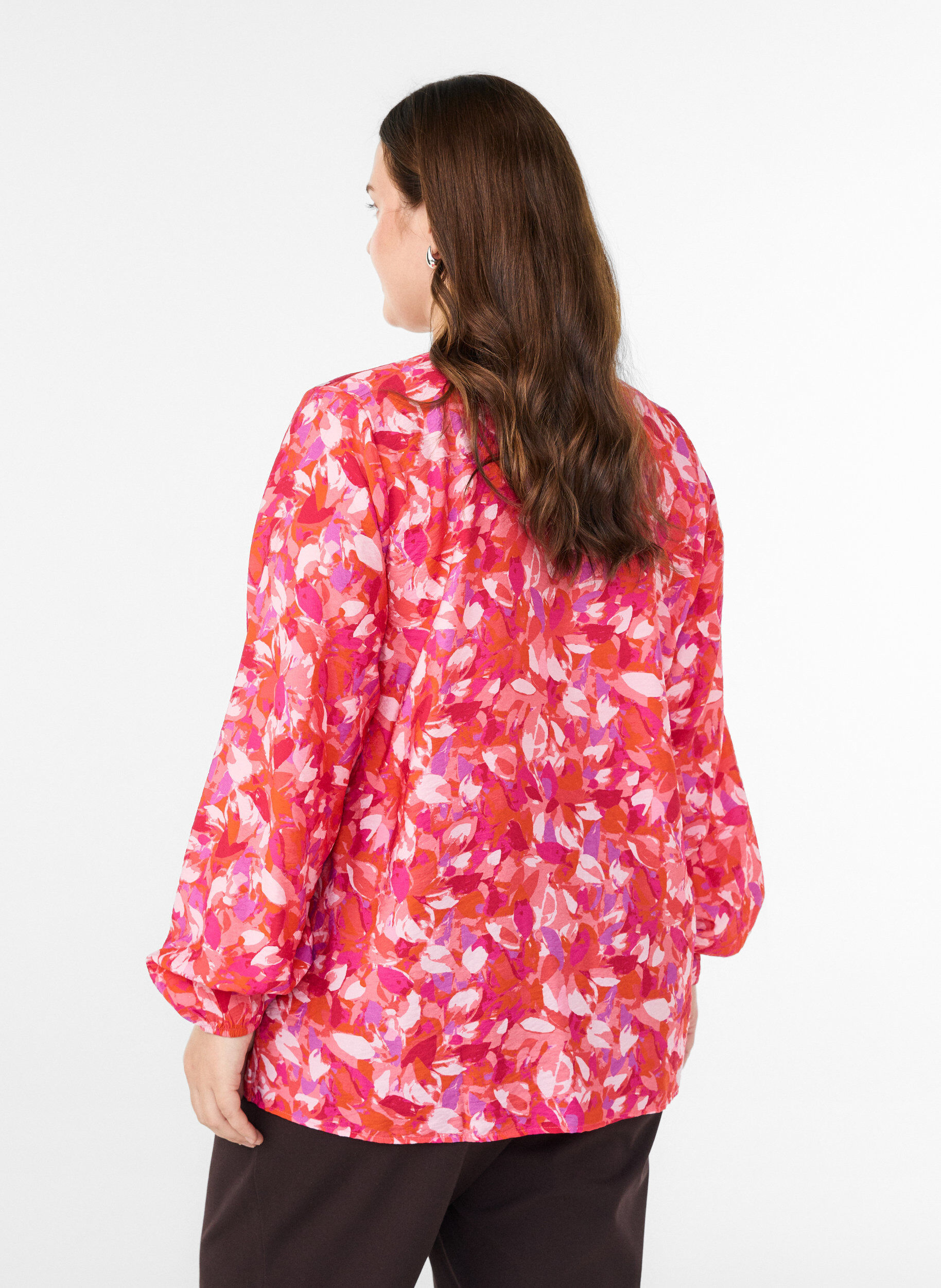 Zizzi Bluse mit V-Ausschnitt und grafischem Blattmuster, Pink, Model image number 2