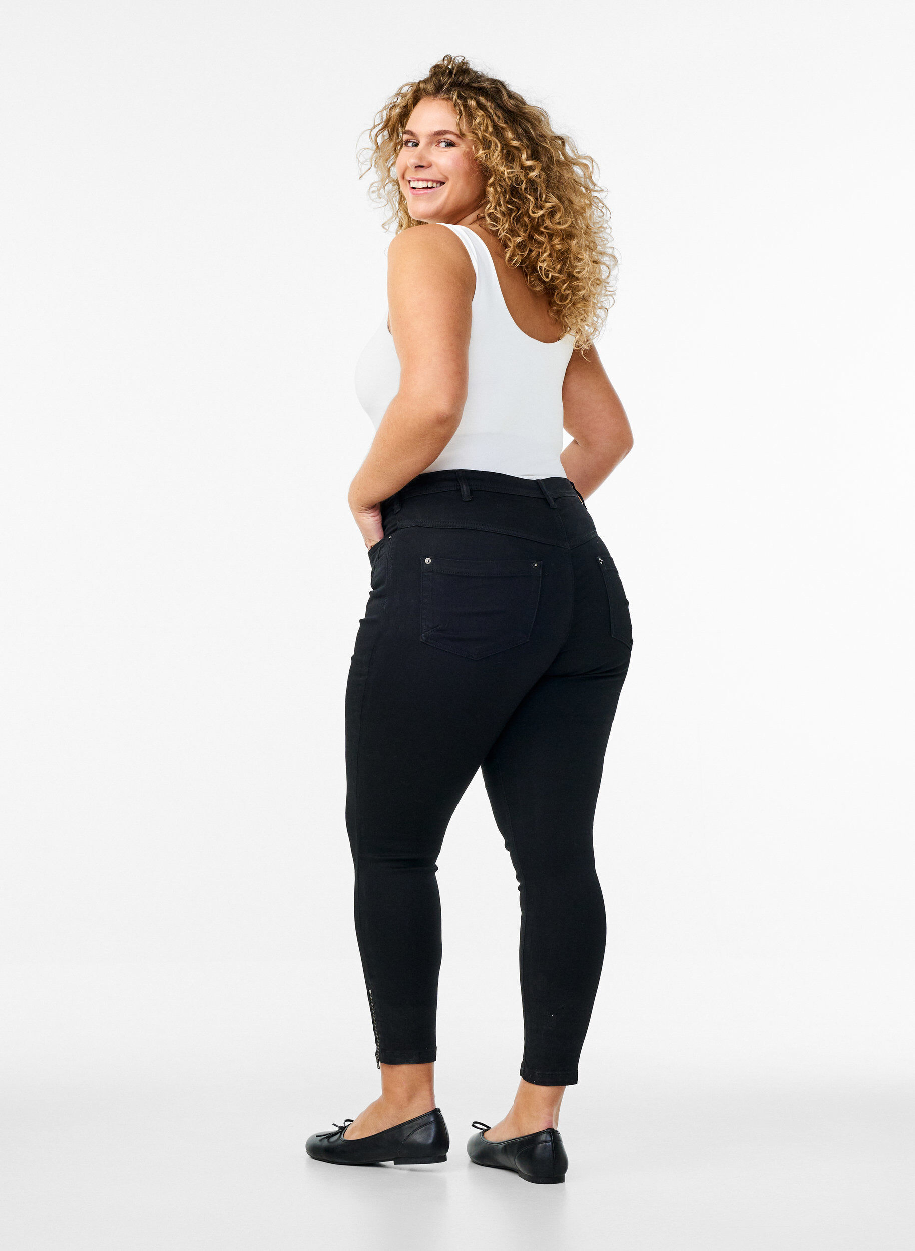 Zizzi Kurze Amy Jeans mit Rei&szlig;verschlussdetail., Schwarz, Model image number 1