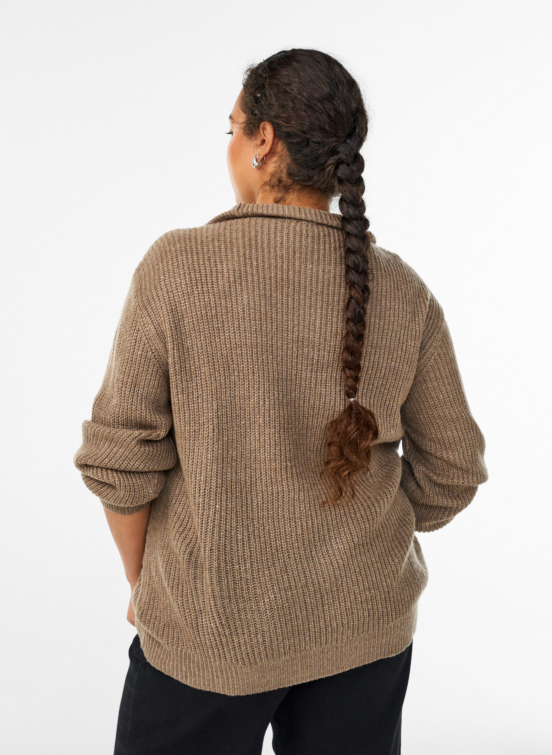 Zizzi FLASH &ndash; Strickpullover mit hohem Kragen und Rei&szlig;verschluss, Braun, Model image number 2