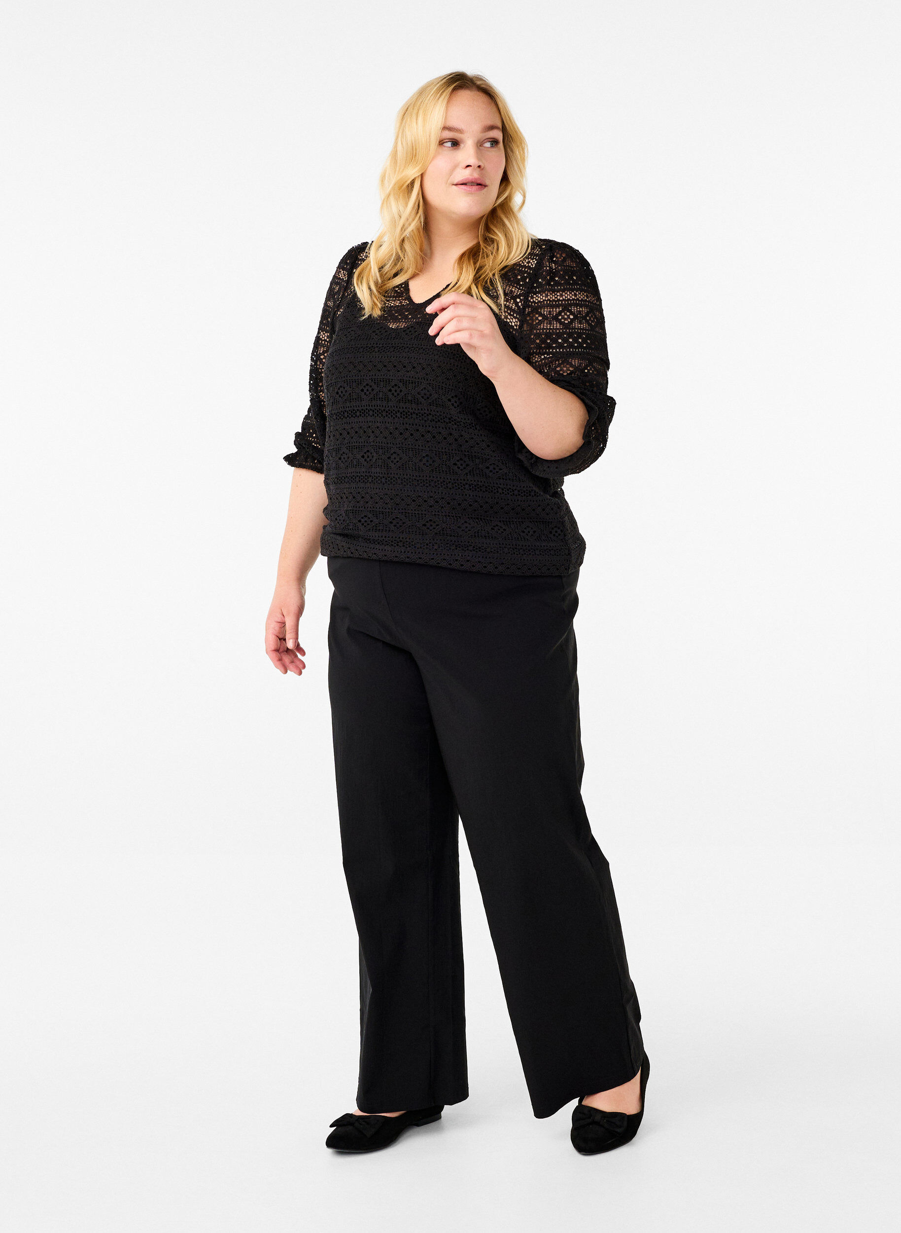 Zizzi Bluse mit Lochmuster und 3/4-&Auml;rmeln, Schwarz, Model image number 1