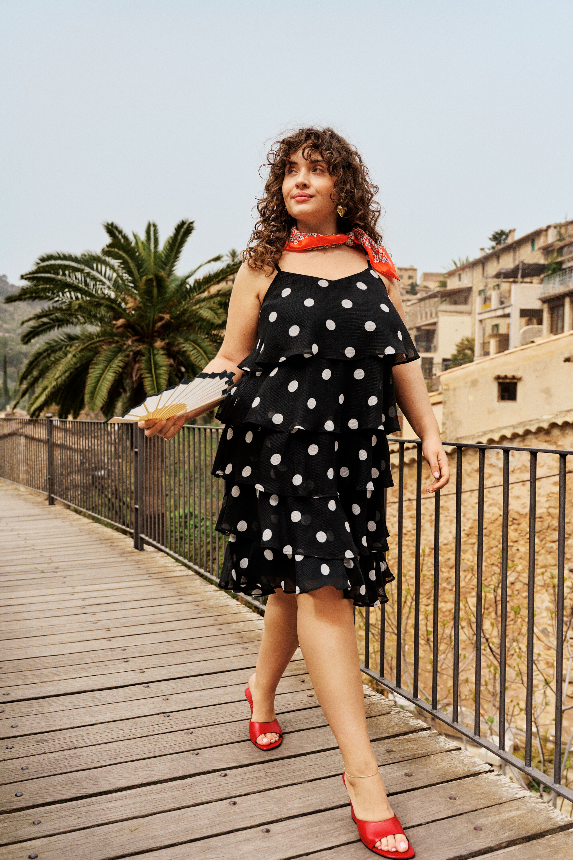 ZizziPunktierte Eleganz mit Pfiff, , Model