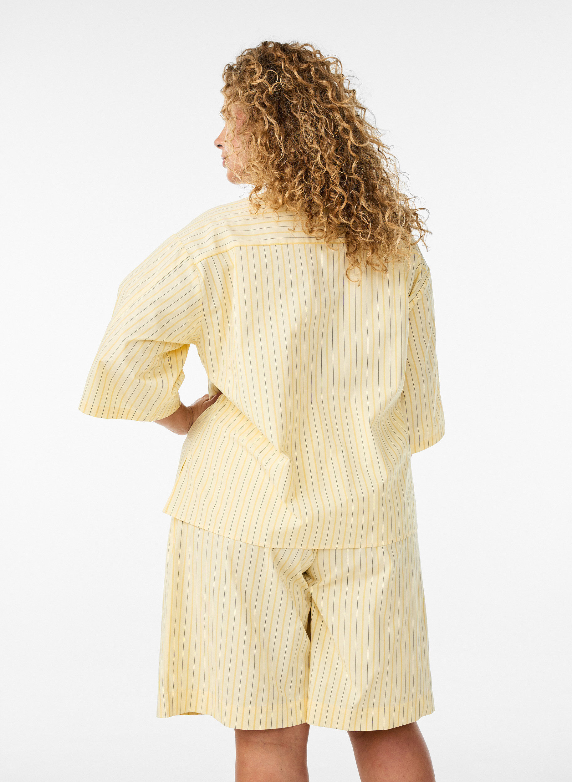ZizziGestreifte hoch taillierte Shorts mit lockerer Passform, Gelb, Model image number 2
