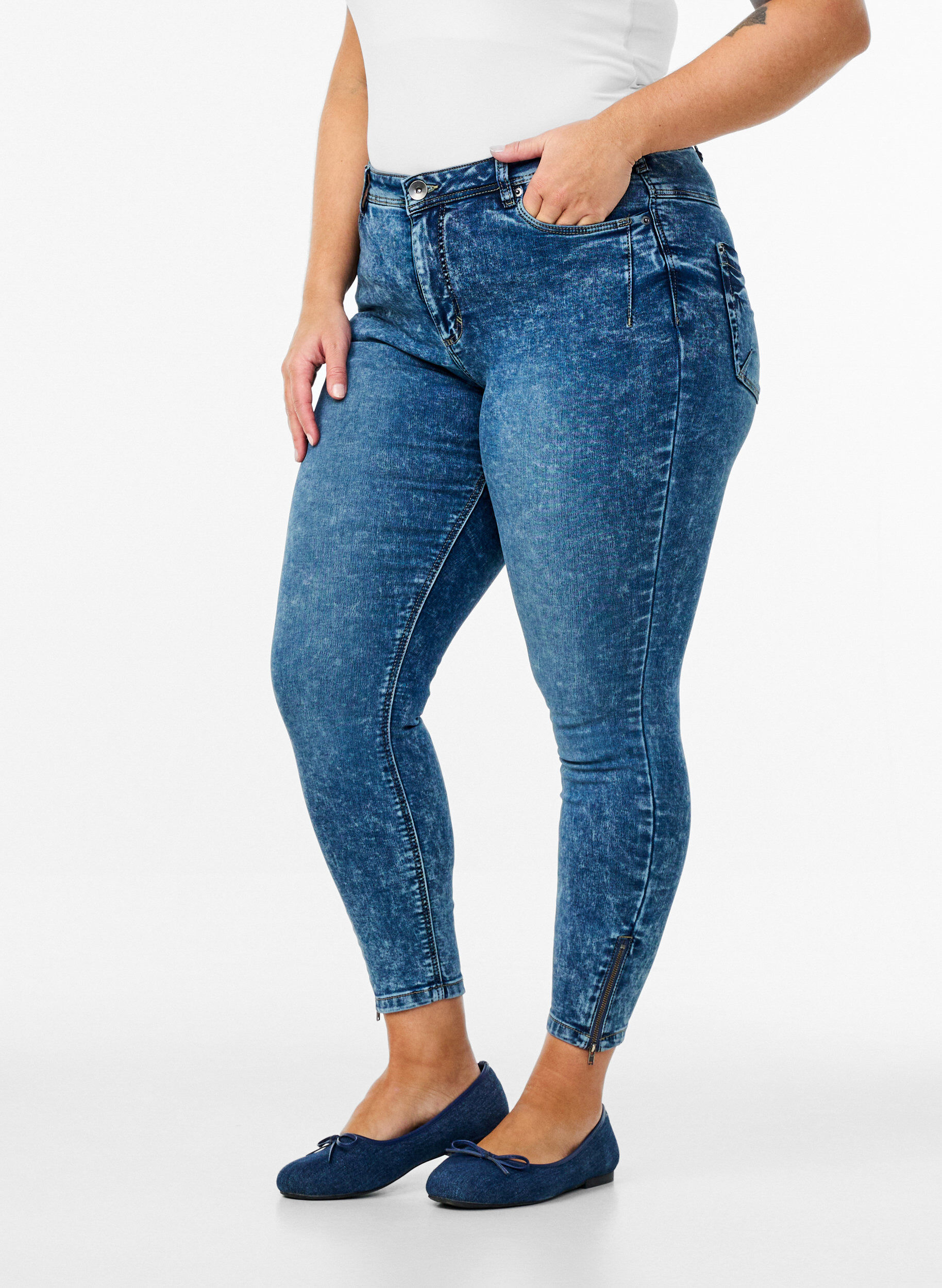 Zizzi Cropped Amy Jeans mit Rei&szlig;verschluss, Blau, Model image number 3
