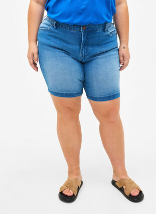 Slim Fit Emily Shorts mit normaler Taille, Light blue denim, Model image number 2