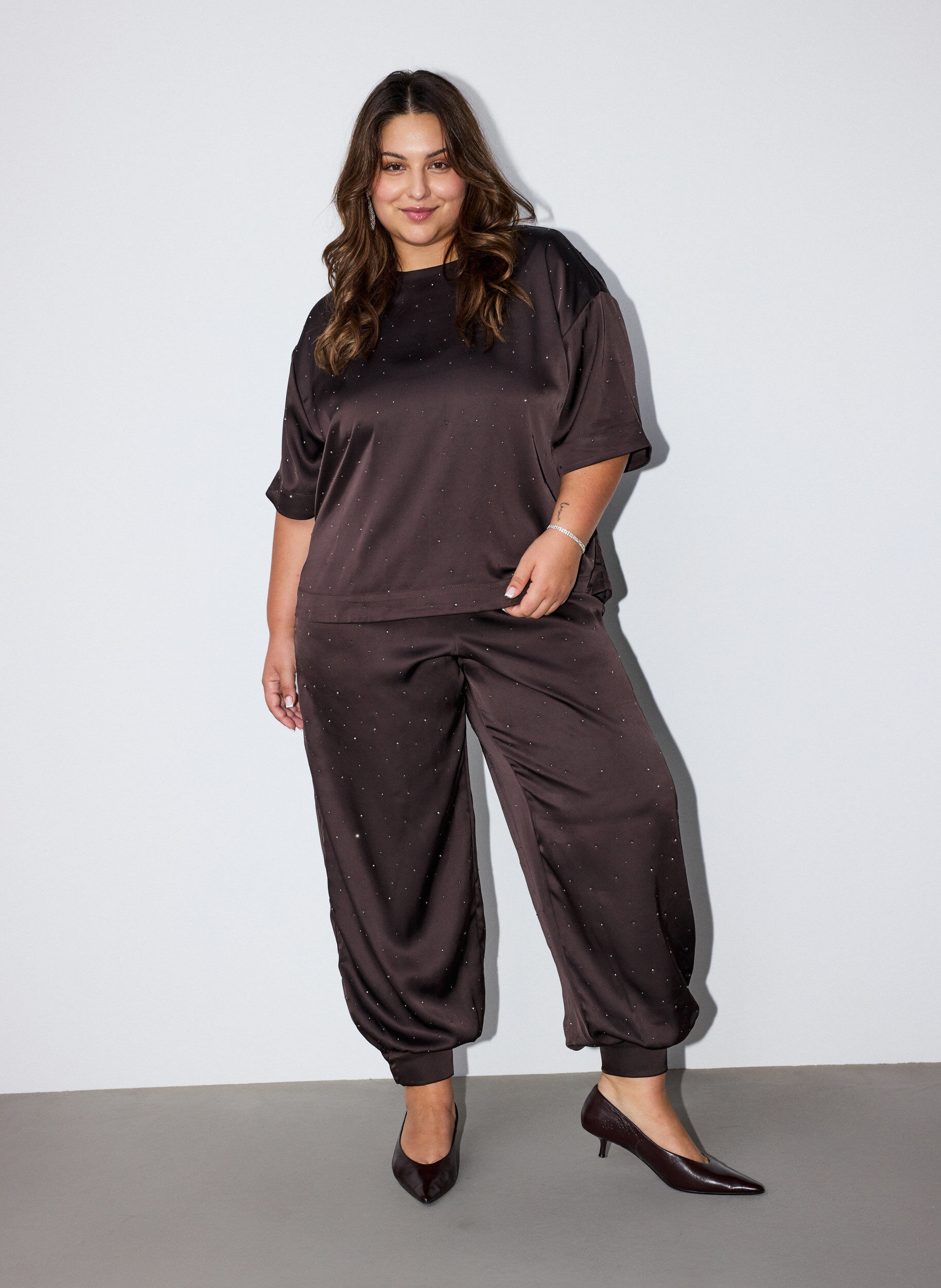 ZizziBallonhose aus Satin mit Strasssteinen, Braun, Model image number 0