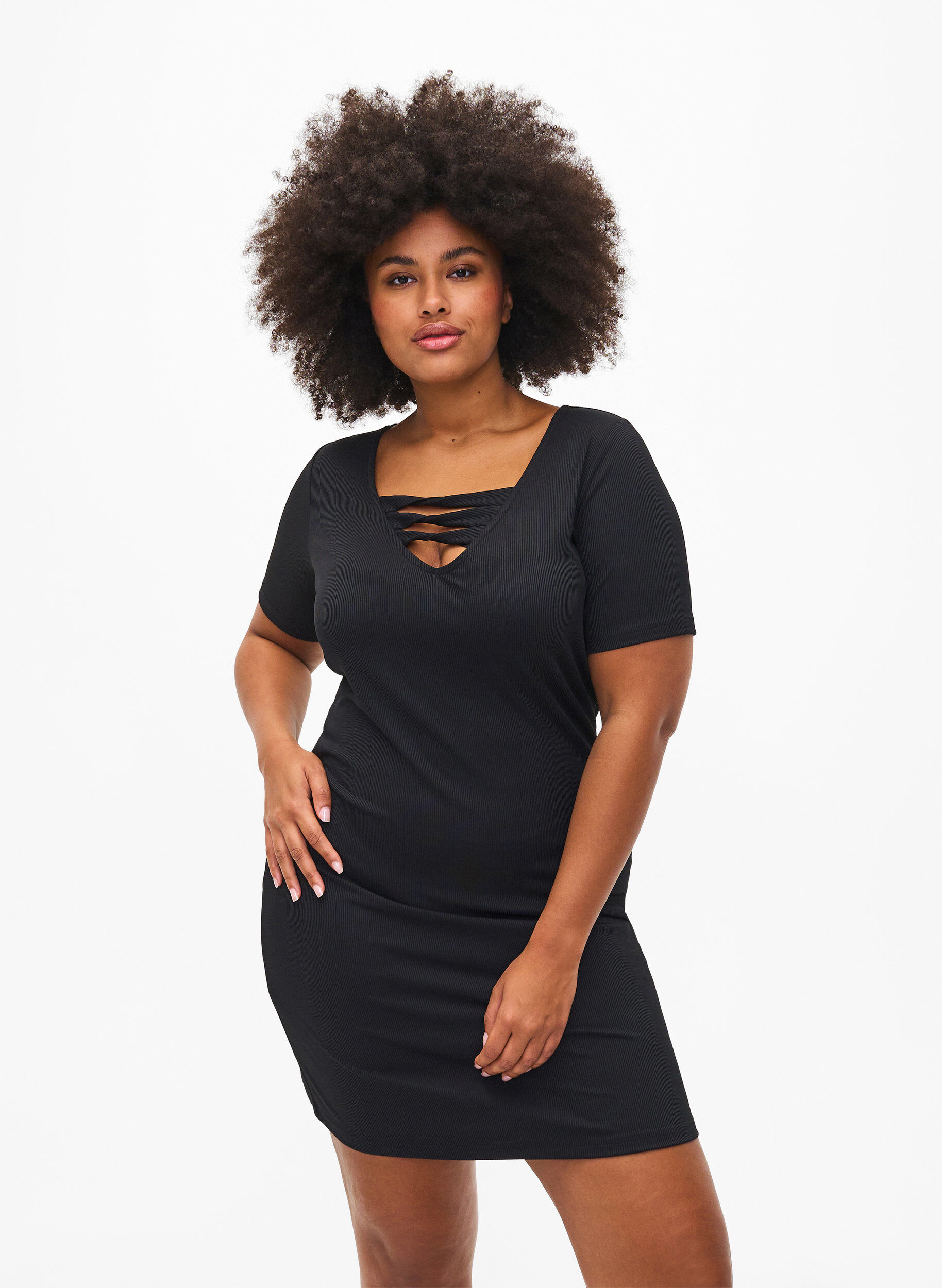 Zizzi Eng anliegendes Kleid mit V-Ausschnitt und Riemendetail, Black, Model image number 0