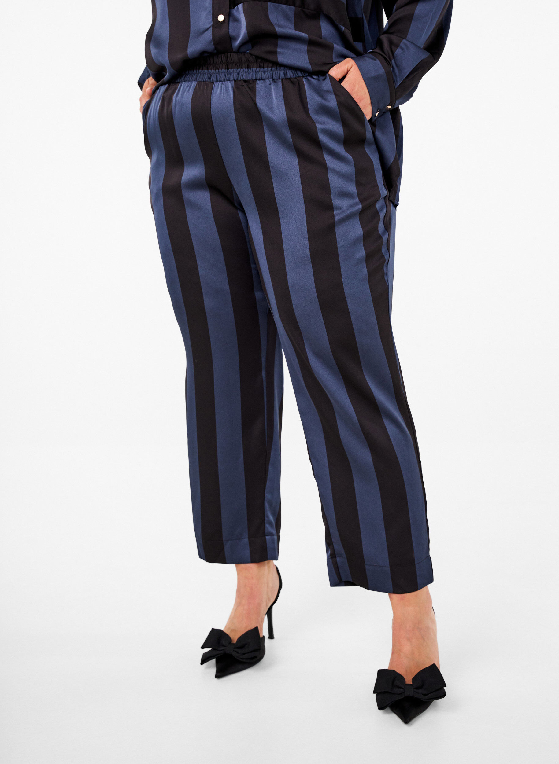 Zizzi Kurz geschnittene Hose mit Streifen, Blau, Model image number 2