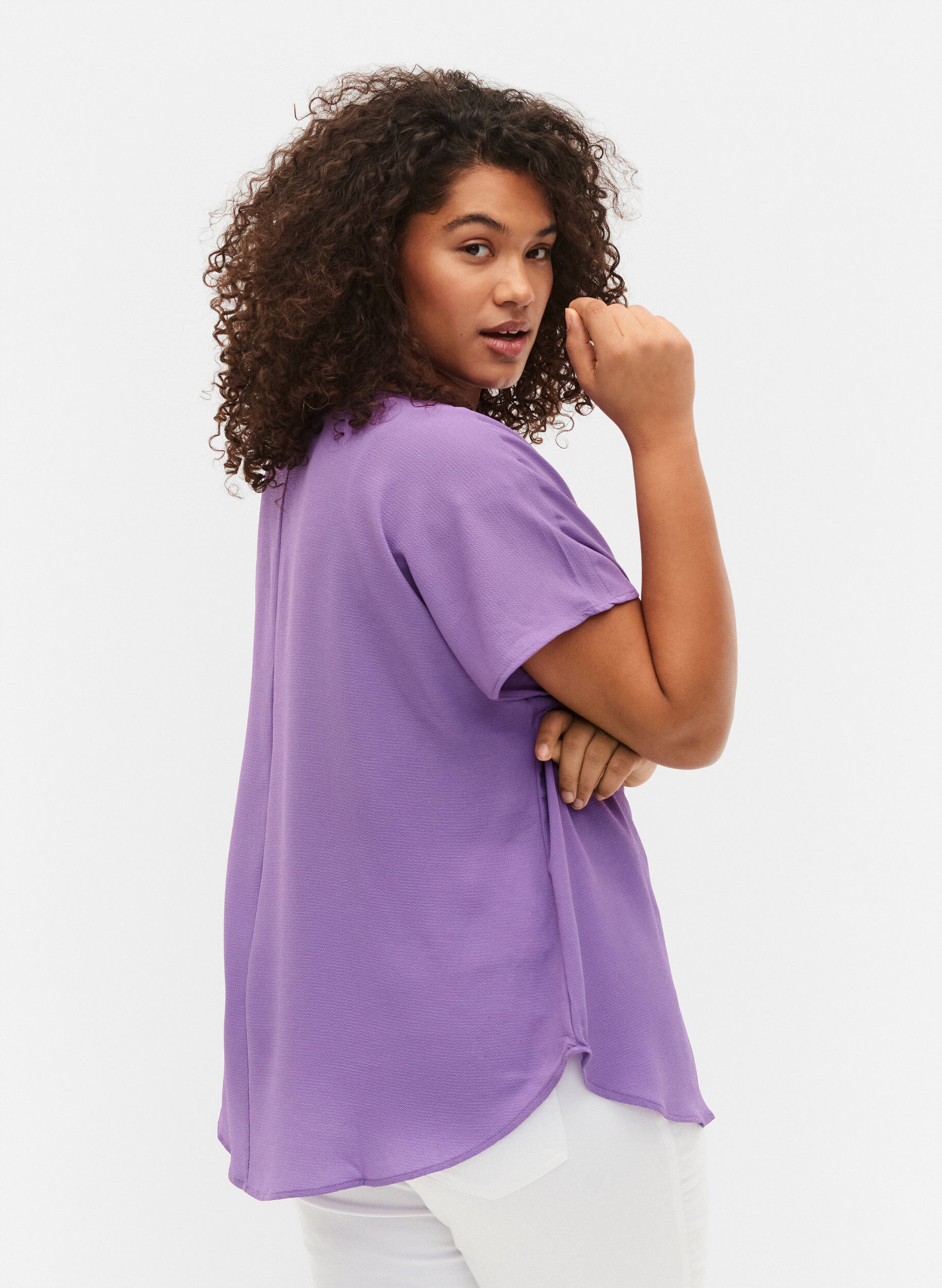Zizzi Bluse mit kurzen &Auml;rmeln und Rundhalsausschnitt, Lila, Model image number 2