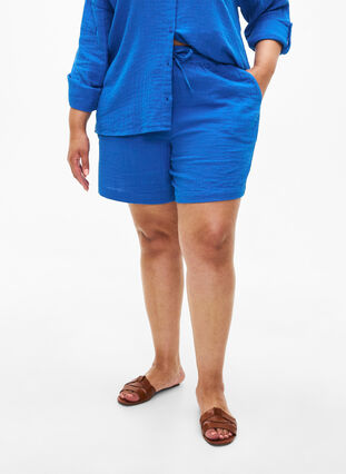 Kurze Hosen mit Taschen aus Baumwoll-Musselin, Victoria blue, Model image number 2