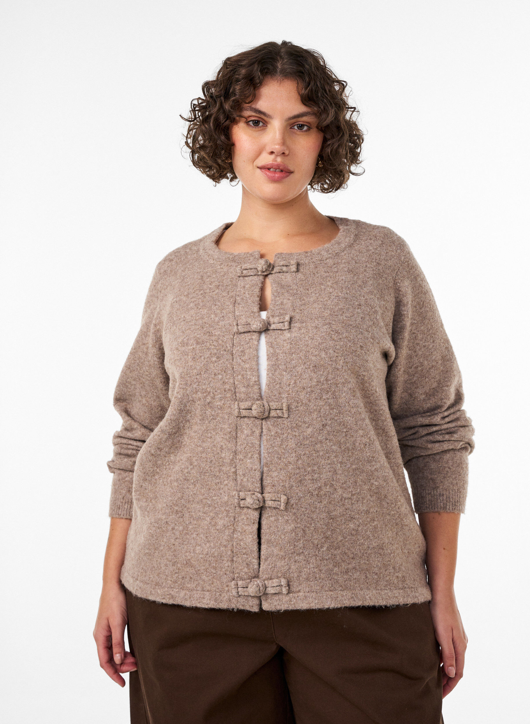 Strickjacke mit Knotenverschl&uuml;ssen, Beige, Model